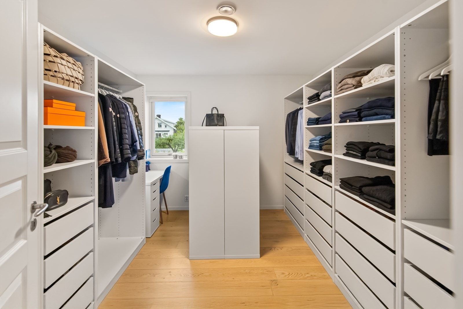 Ved siden av hovedsoverommet er soverom nr. to omgjort til en praktisk walk-in garderobe med plassbygget innredning. Galleribilde