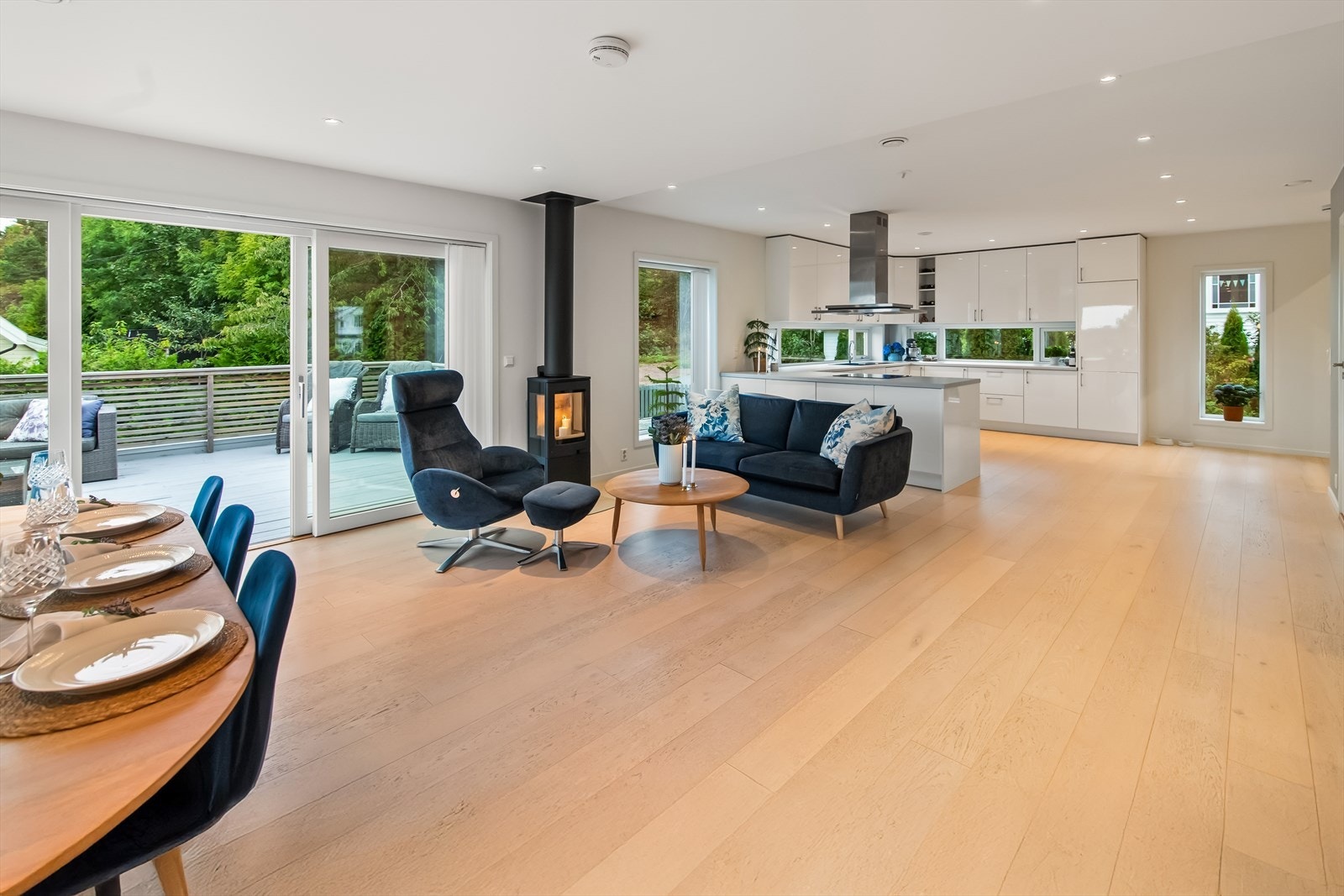 Overflatene preges av en lekker 1-stavs parkett mot lyse, slette veggoverflater og himling med downlights. Galleribilde