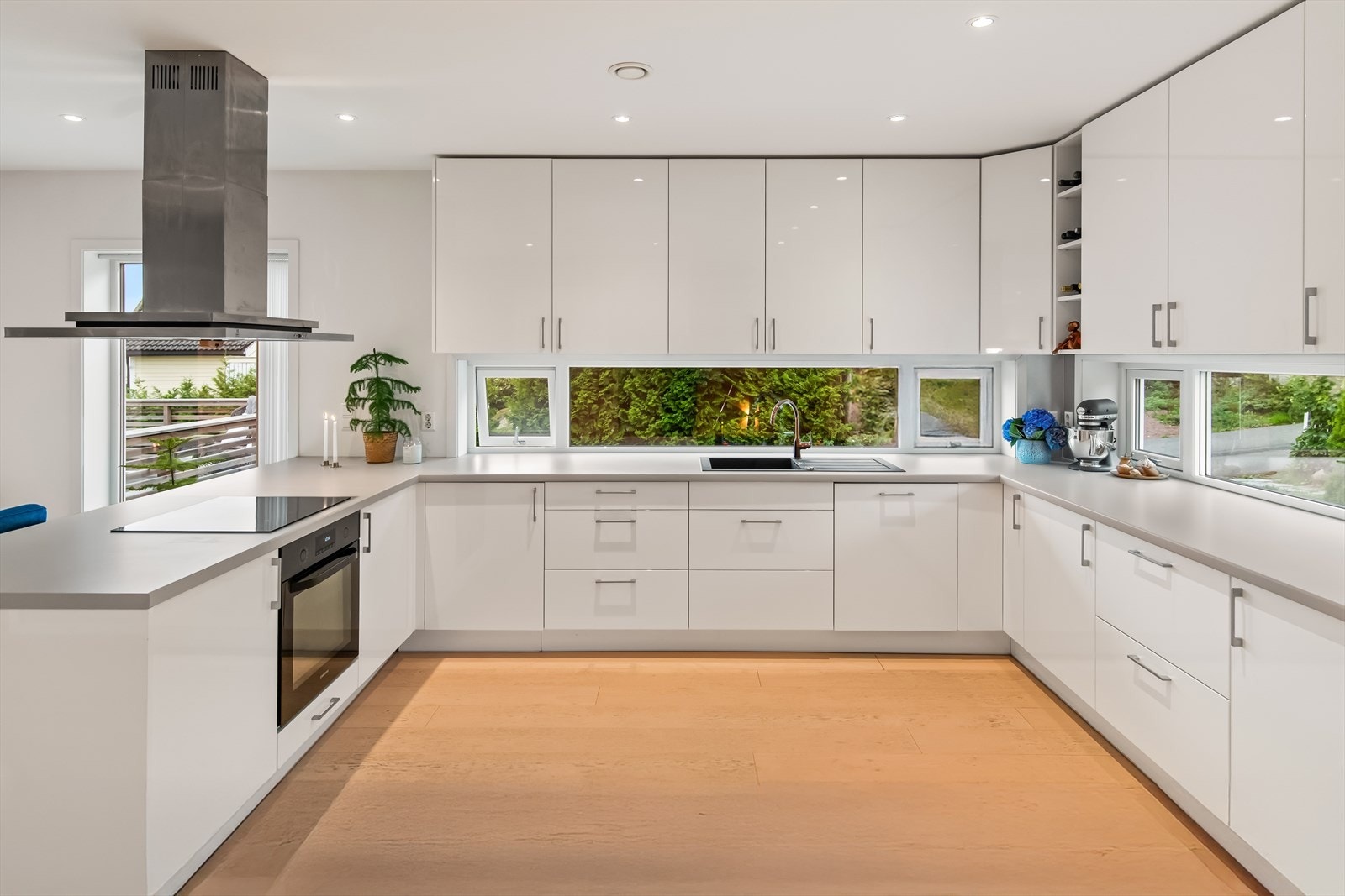 Kjøkkeninnredningen har et lyst og stilrent uttrykk som kler boligen godt. Galleribilde