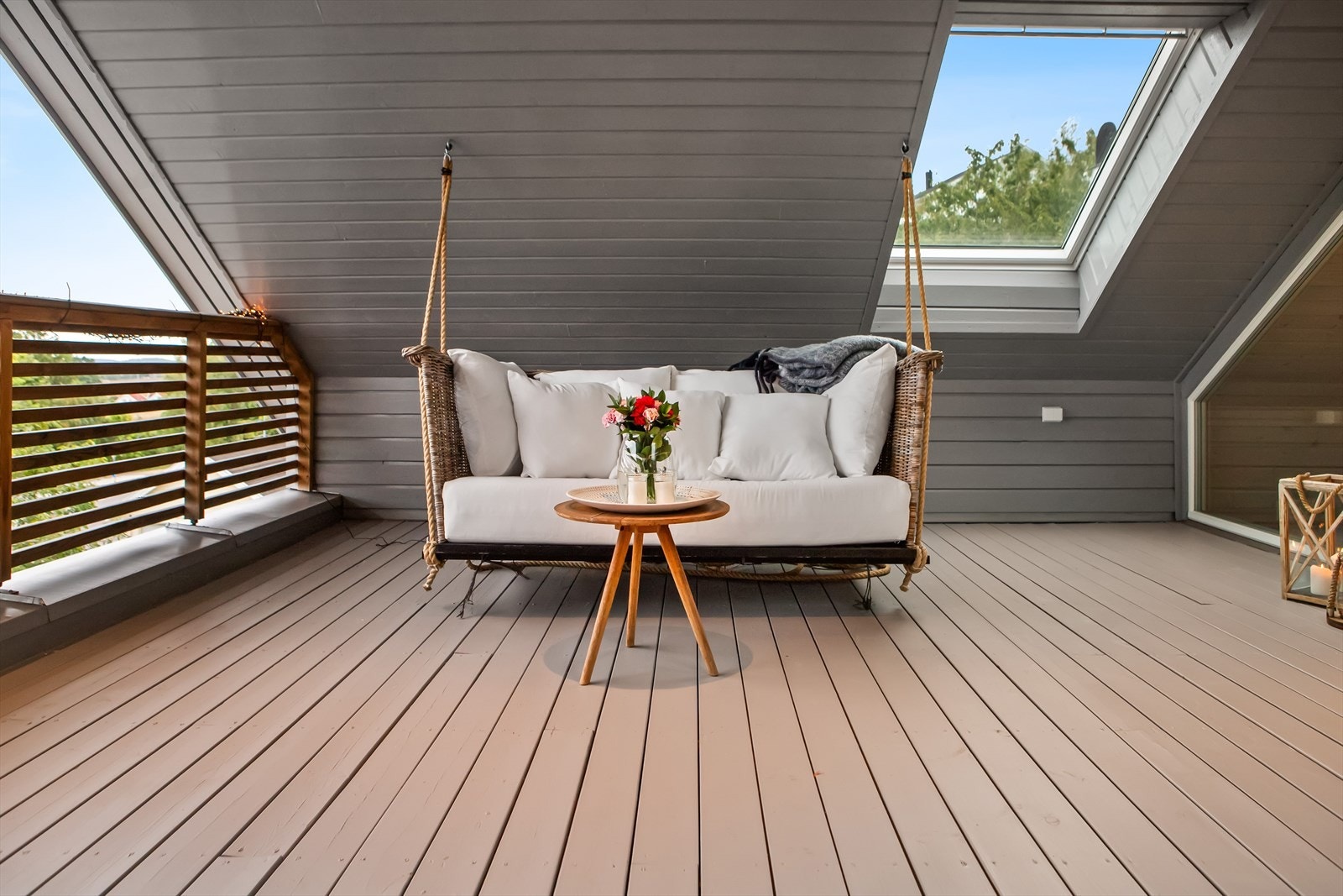 Fra loftstuen er det utgang til en inntrukket og overbygd balkong med impregnert gulv, som gir en lun og privat uteplass med god plass til møblering. Galleribilde