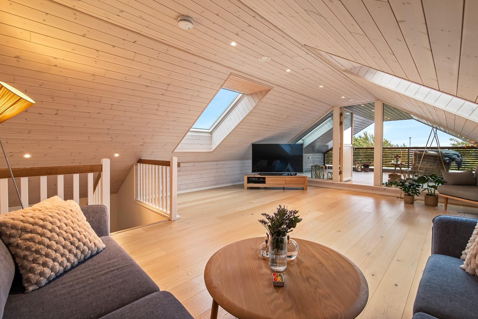 Helt øverst venter en stor og trivelig loftstue som gir ekstra fleksibilitet - enten som TV-stue, lekerom eller et fredelig sted å trekke seg tilbake. Galleribilde