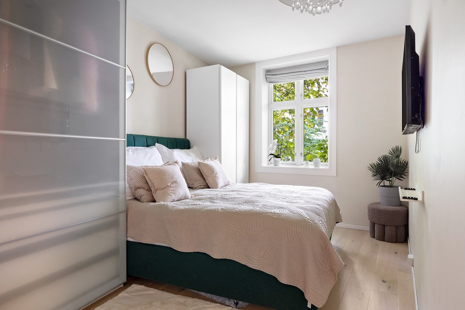 Romslig soverom med god plass til både dobbeltseng og garderobeskap. Galleribilde