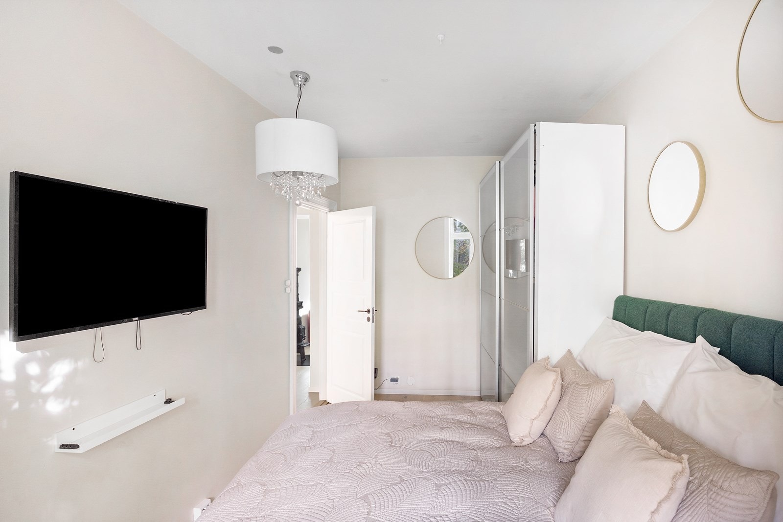 Soverommet er malt i lekre lyse farger. Galleribilde