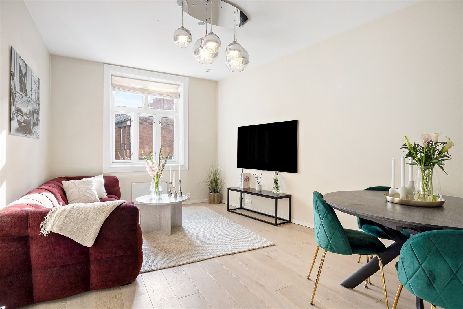 Leiligheten er beliggende i en meget høy 1. etasje med svært lite innsyn fra rolig sidegate. Galleribilde