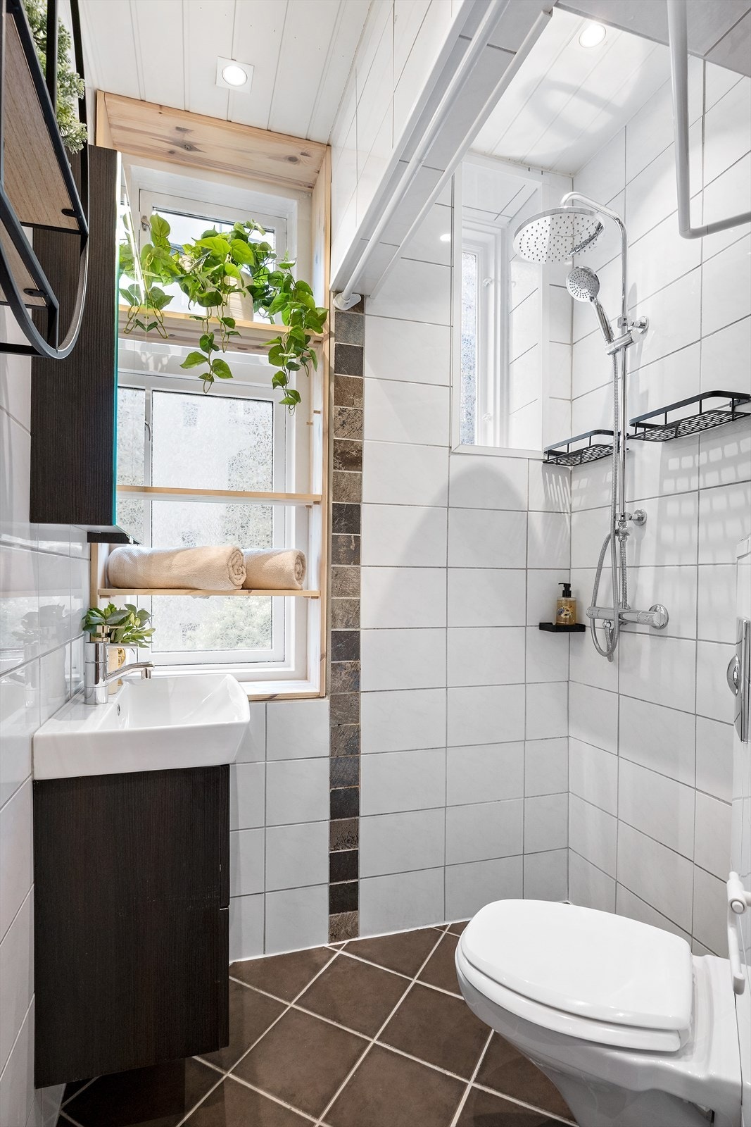 Badet er utstyrt med servant og servantinnredning, vegghengt toalett og dusjvegger/hjørne. Galleribilde