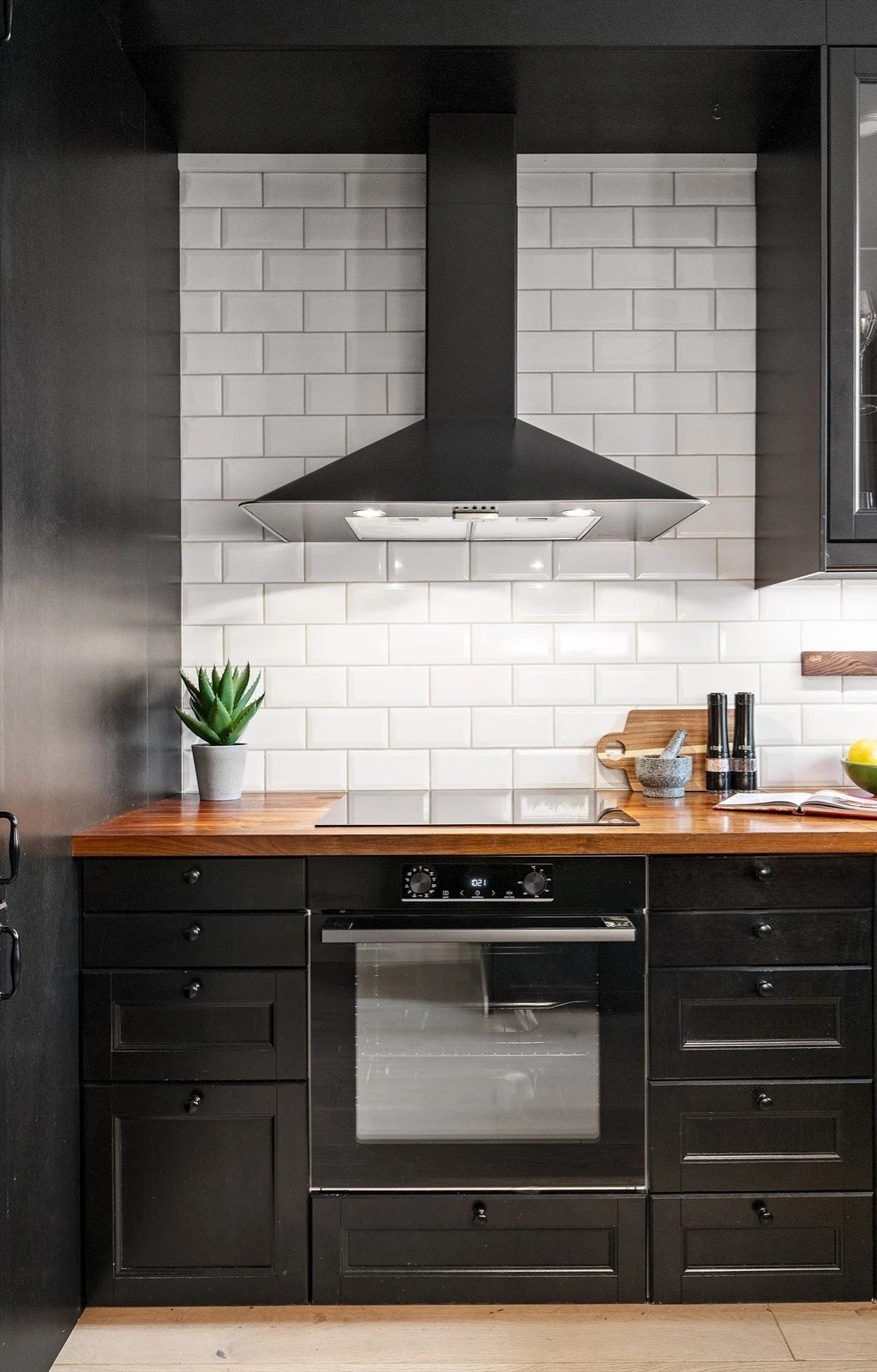 Lekre material- og fargervalg på kjøkken. Galleribilde