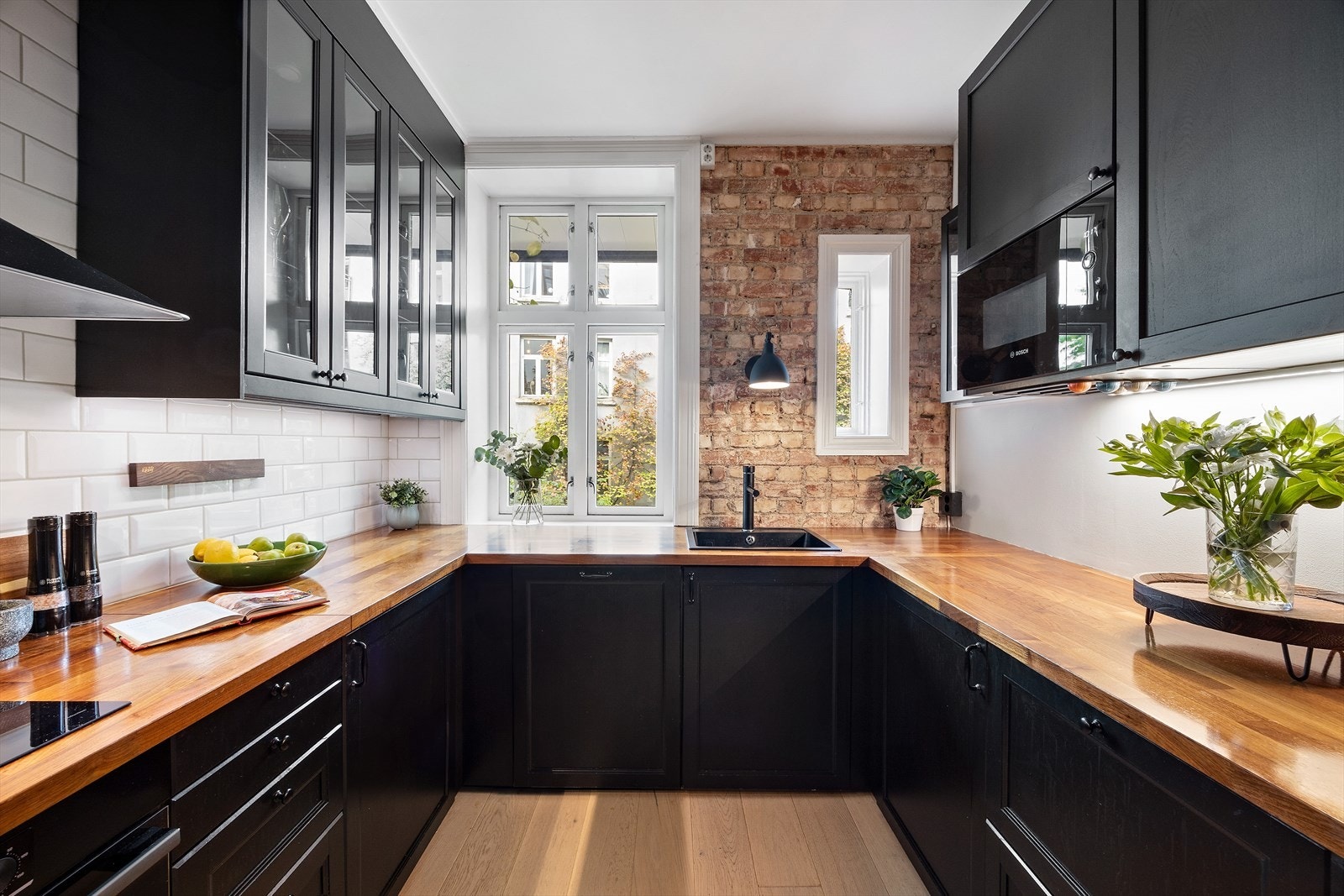 Flott kjøkken med rikelig av skap- og benkeplass. Galleribilde