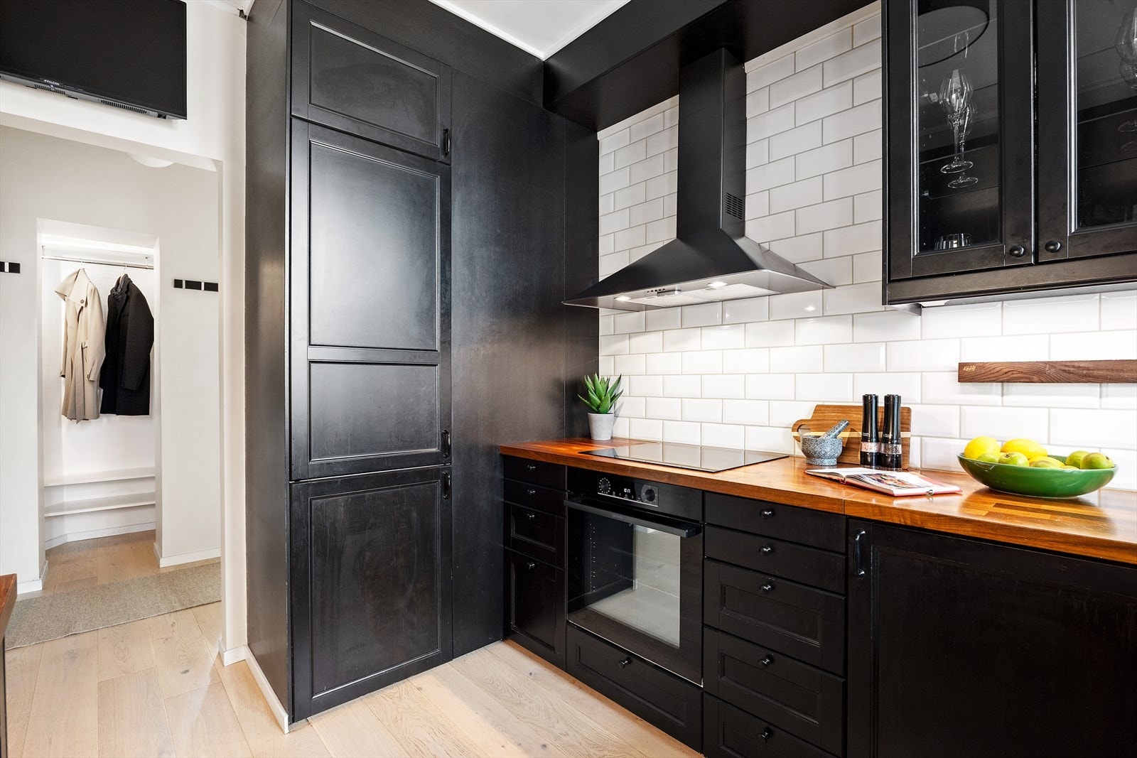 Kjøkken er utstyrt med integrert kjøl/fryseskap, oppvaskmaskin, micro, stekeovn og opplegg for vaskemaskin. Galleribilde