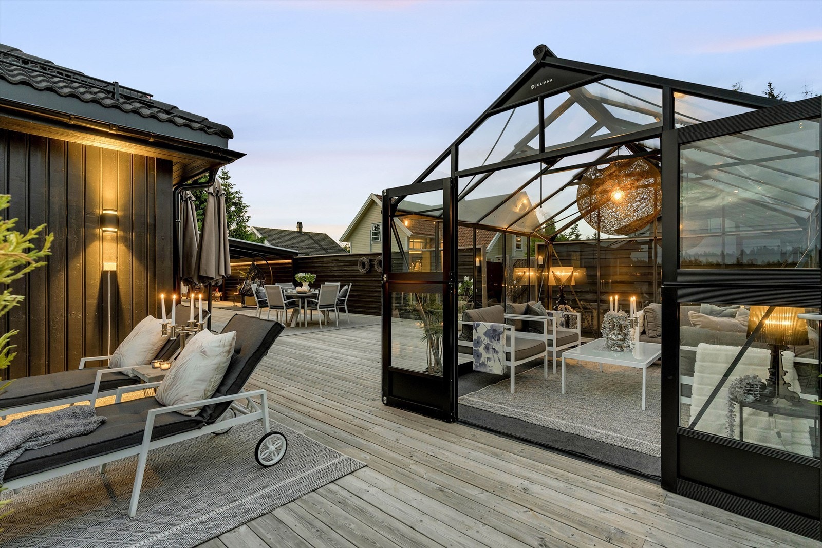 Glasshuset kan brukes som et ekstra uterom med god skjerming for vær og vind. Galleribilde