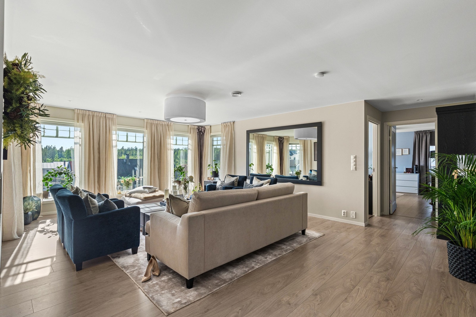 Flott utsikt fra stuen og ut over nærområdet. Galleribilde