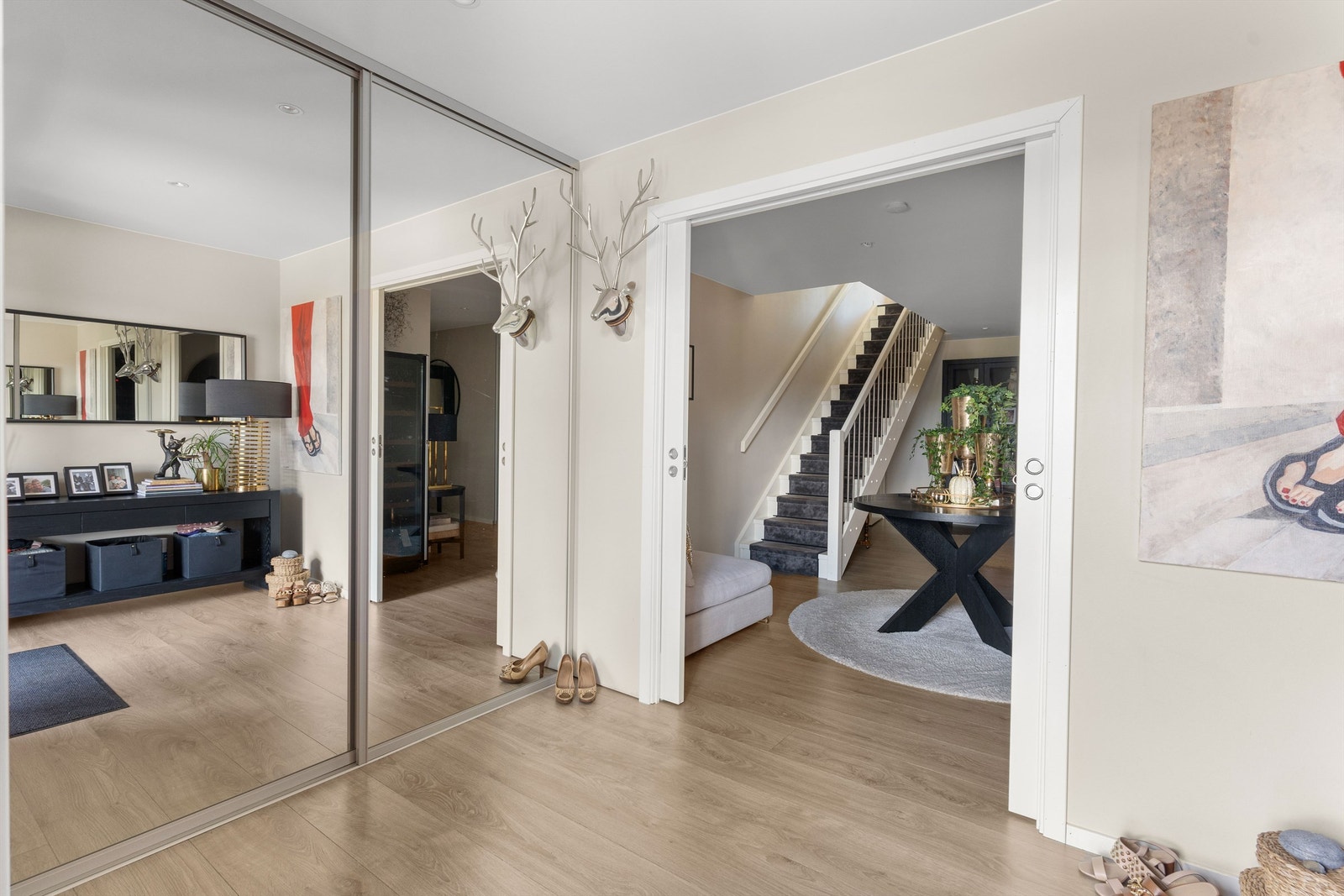 Godt med oppbevaringsplass i skyvedørsgarderoben i entreen. Galleribilde