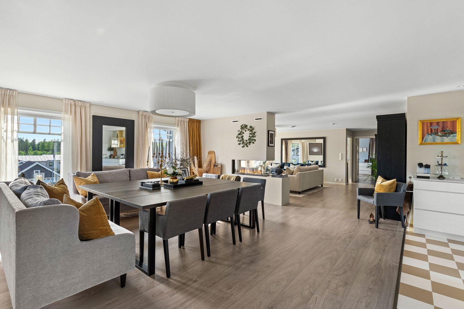 2. etasjen er delvis åpen, men samtidig adskilt og delt i flotte og praktiske soner. Galleribilde