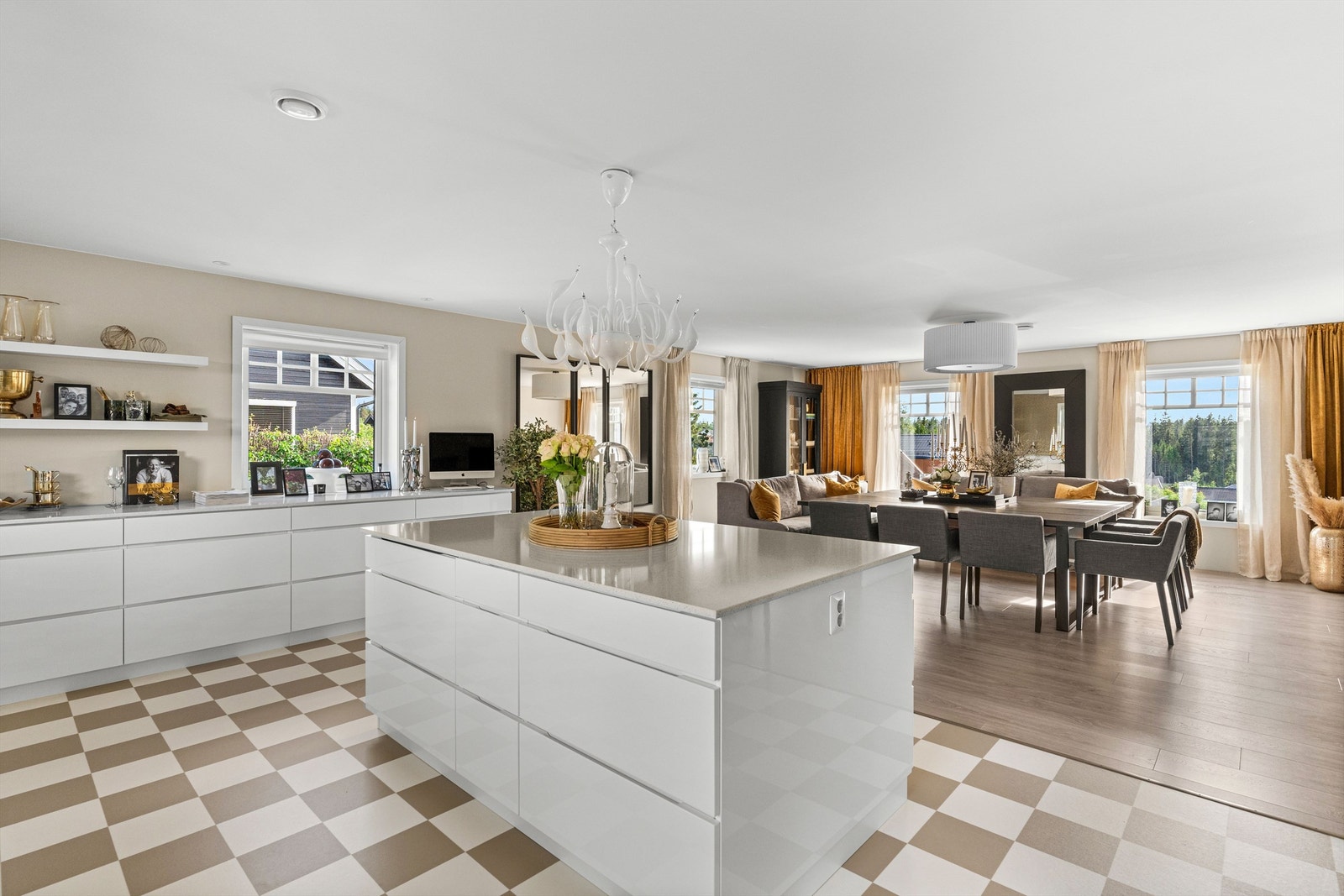 Også på kjøkken får du rikelig med dagslys inn med vinduer mot tre himmelretninger. Galleribilde