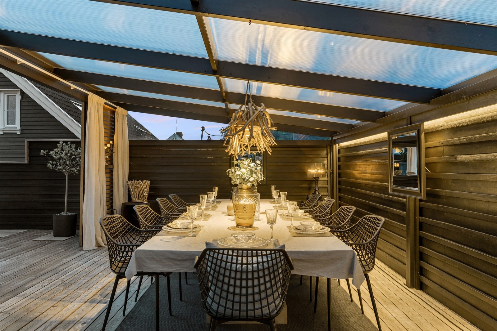 Pergola med tak, som skjermer for både sol og nedbør. Denne forelenger brukssesongen, samtidig som det gir ekstra skjerming. Galleribilde