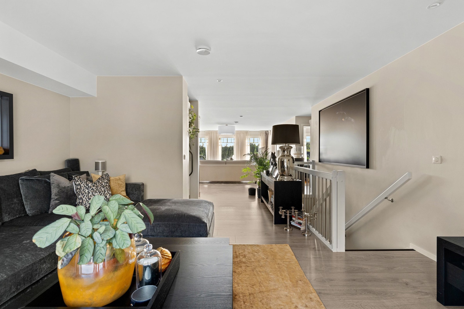 TV-stuen ligger ved trappeløpet mellom etasjene. Galleribilde