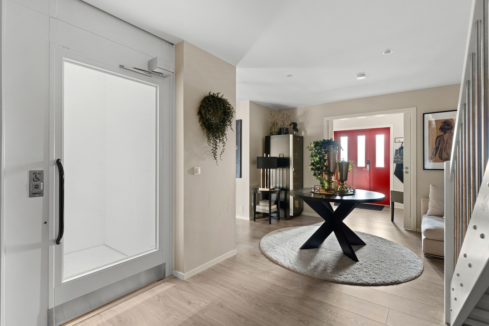 Huset er bygd i 2015, og er fullt ut HC-tilpasset. Det er heis mellom etasjene. Galleribilde