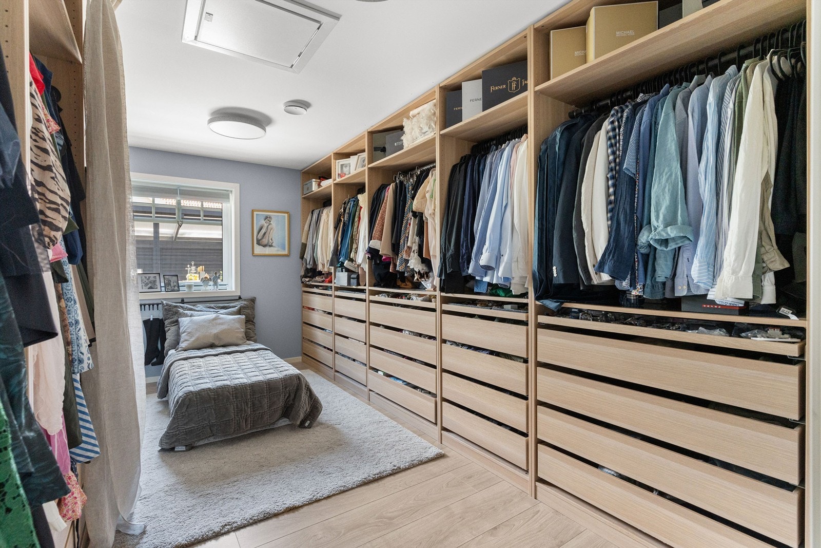 Walk-in ligger i tilknytning til hovedsoverommet. Galleribilde