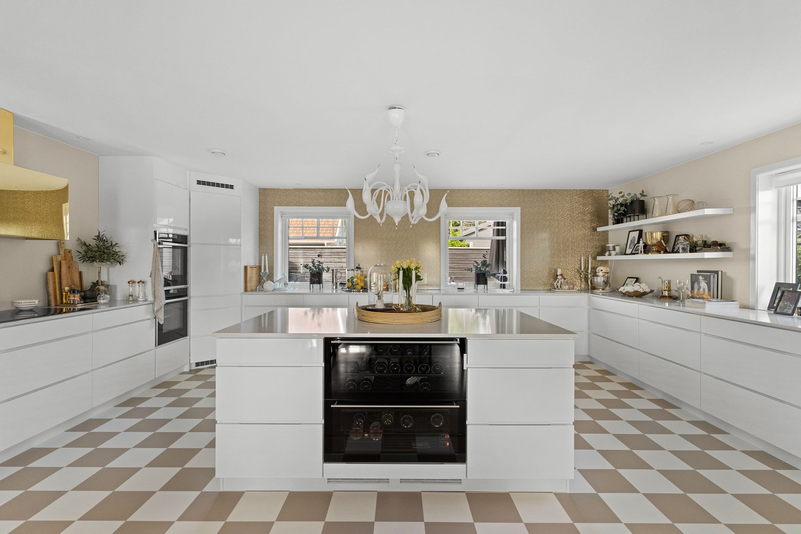 Kjøkkenet er påkostet og gjennomtenkt med hvitevarer av høy kvalitet, blant annet 2 kjøleskuffer til vin. Galleribilde