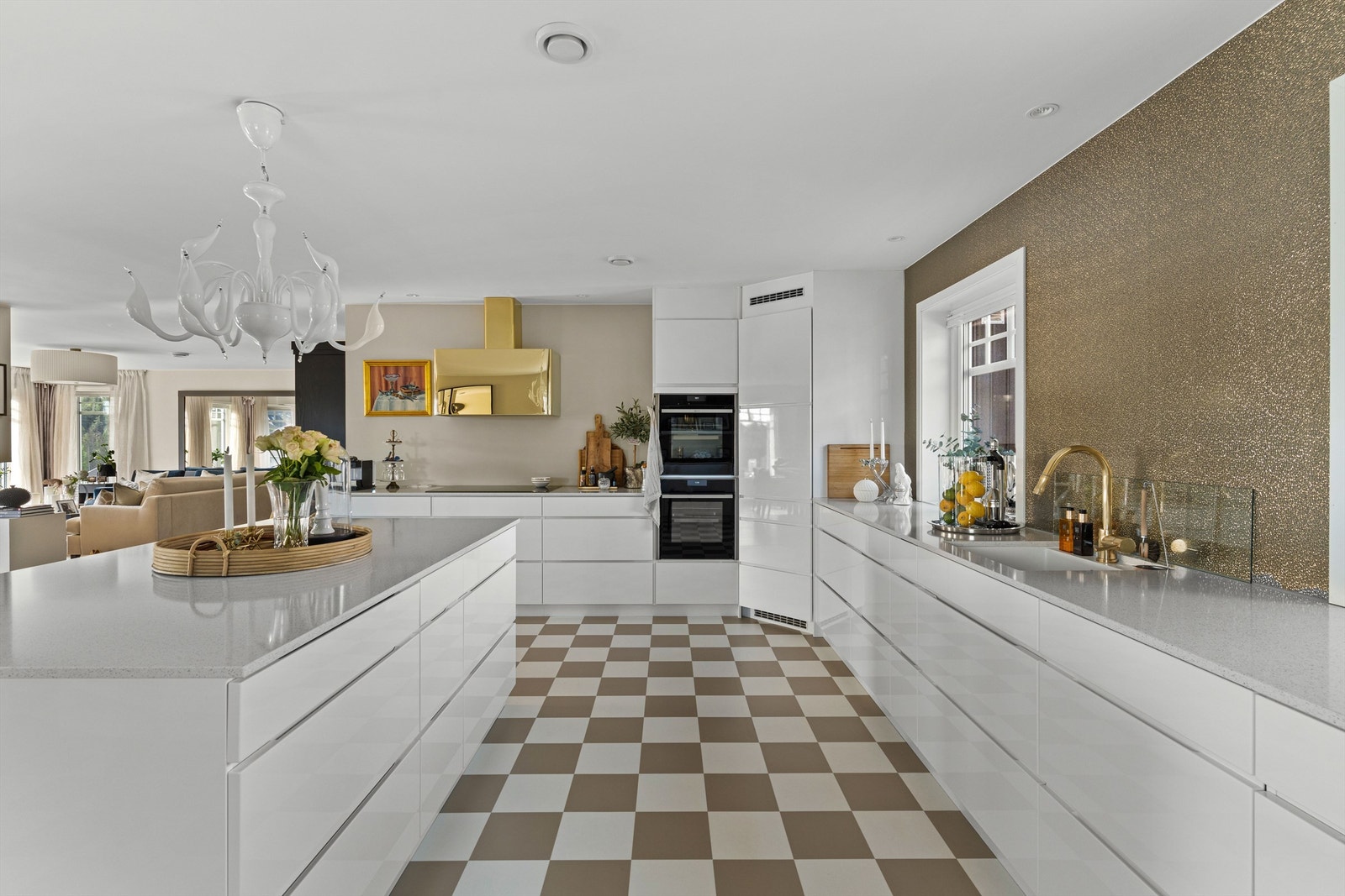 Rikelig med både benk- og oppbevaringsplass. Galleribilde