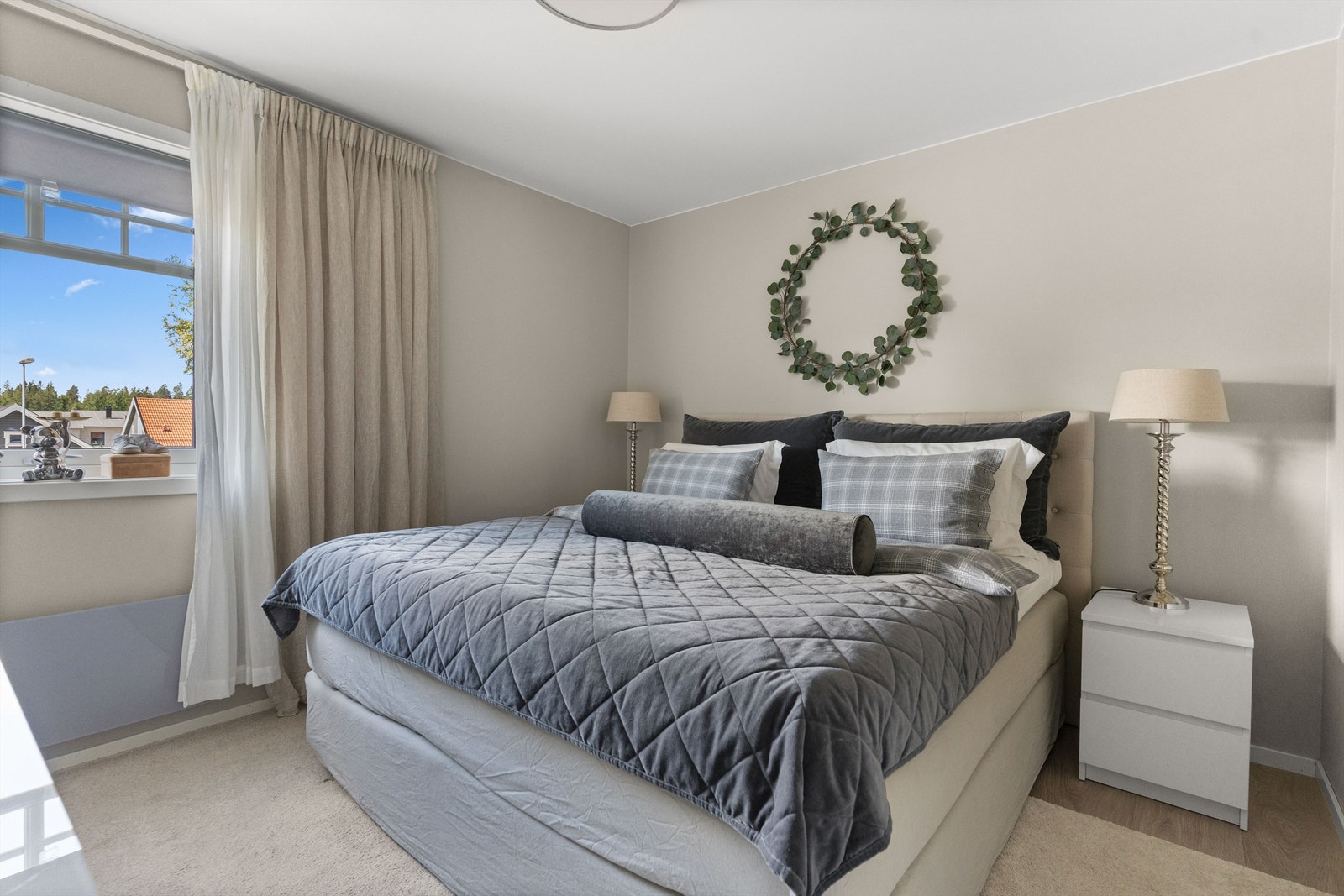 Soverom 3 i 1.etasjen. Rommet vender ut mot stille gårdplass, uten innsyn. Galleribilde