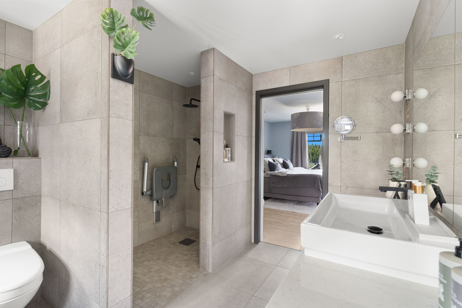 Delikat baderom tilknyttet hovedsoverommet med stor og romslig dusj. Galleribilde