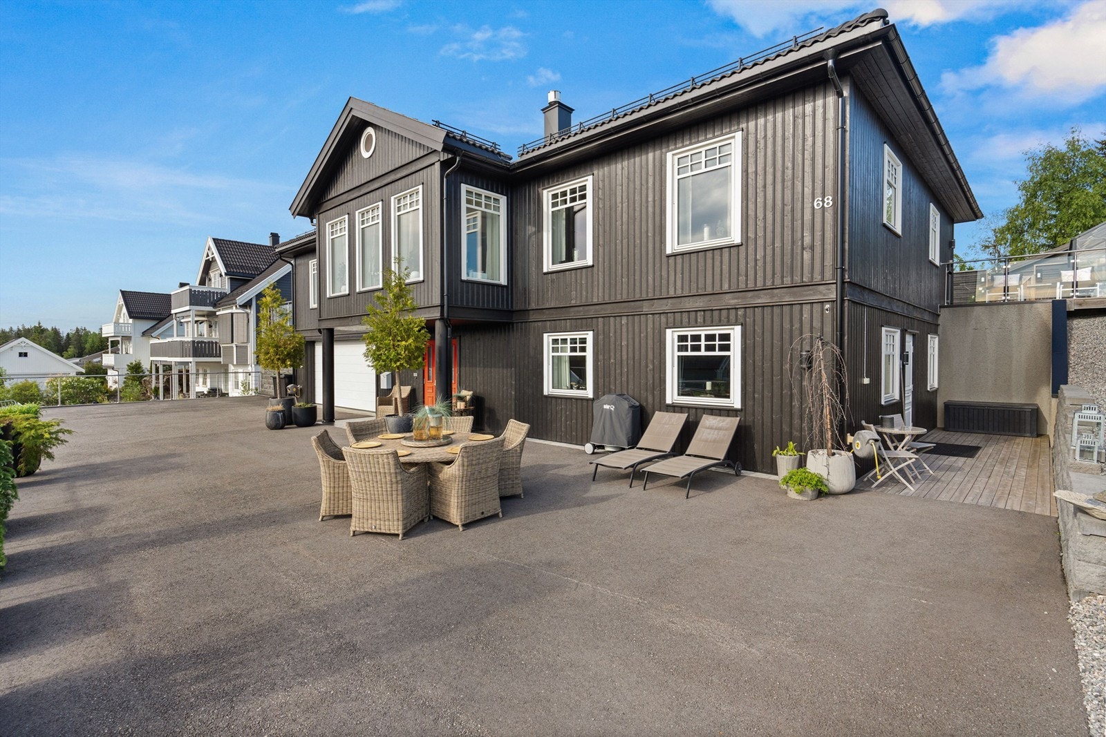 Lettstelt og svært innbydende område i forkant av boligen. Galleribilde