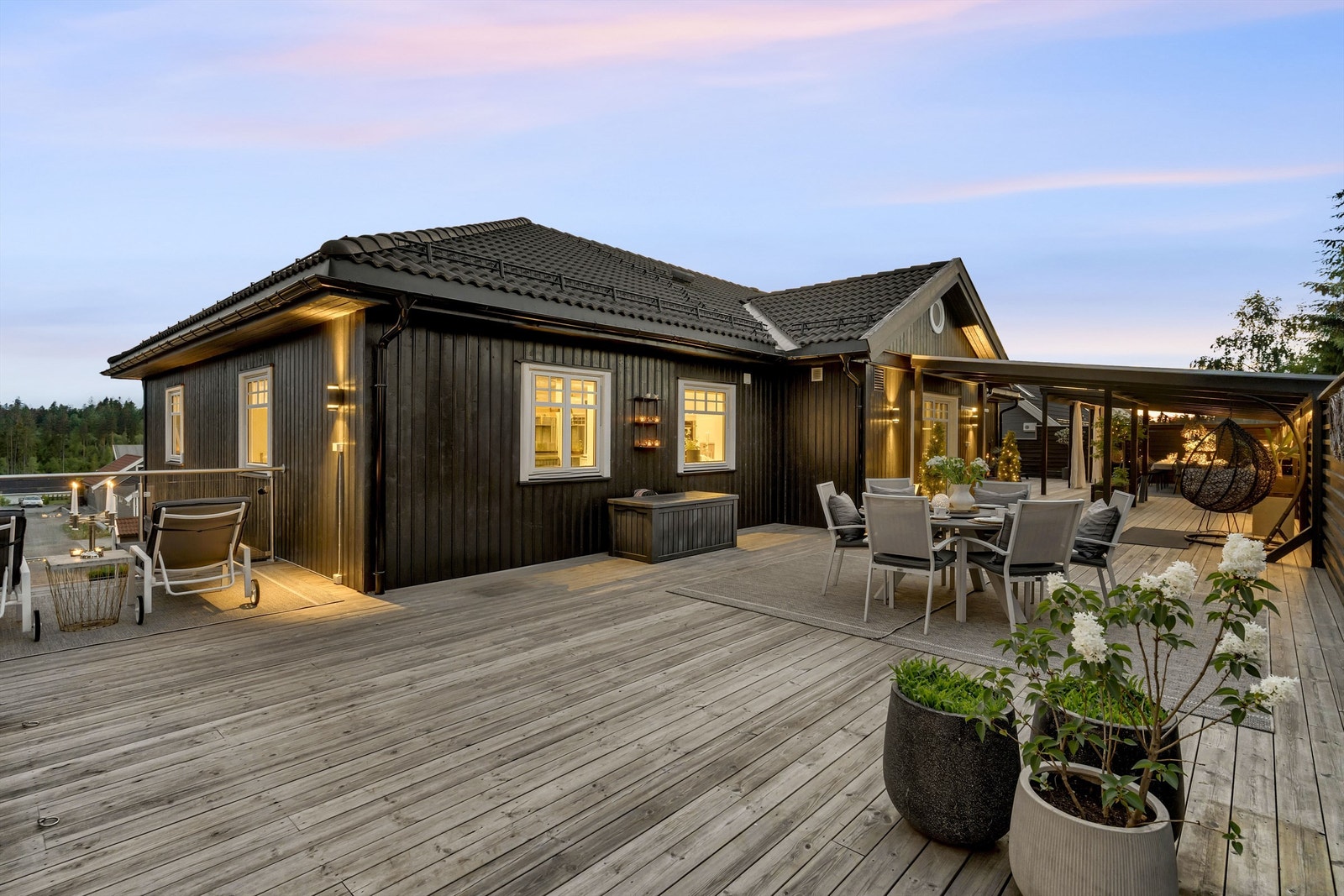 Terrassen er på hele 215 kvm og er bygd opp med flere soner. Et unikt uteområde som kan nytes alene eller for store sammenkomster. Galleribilde