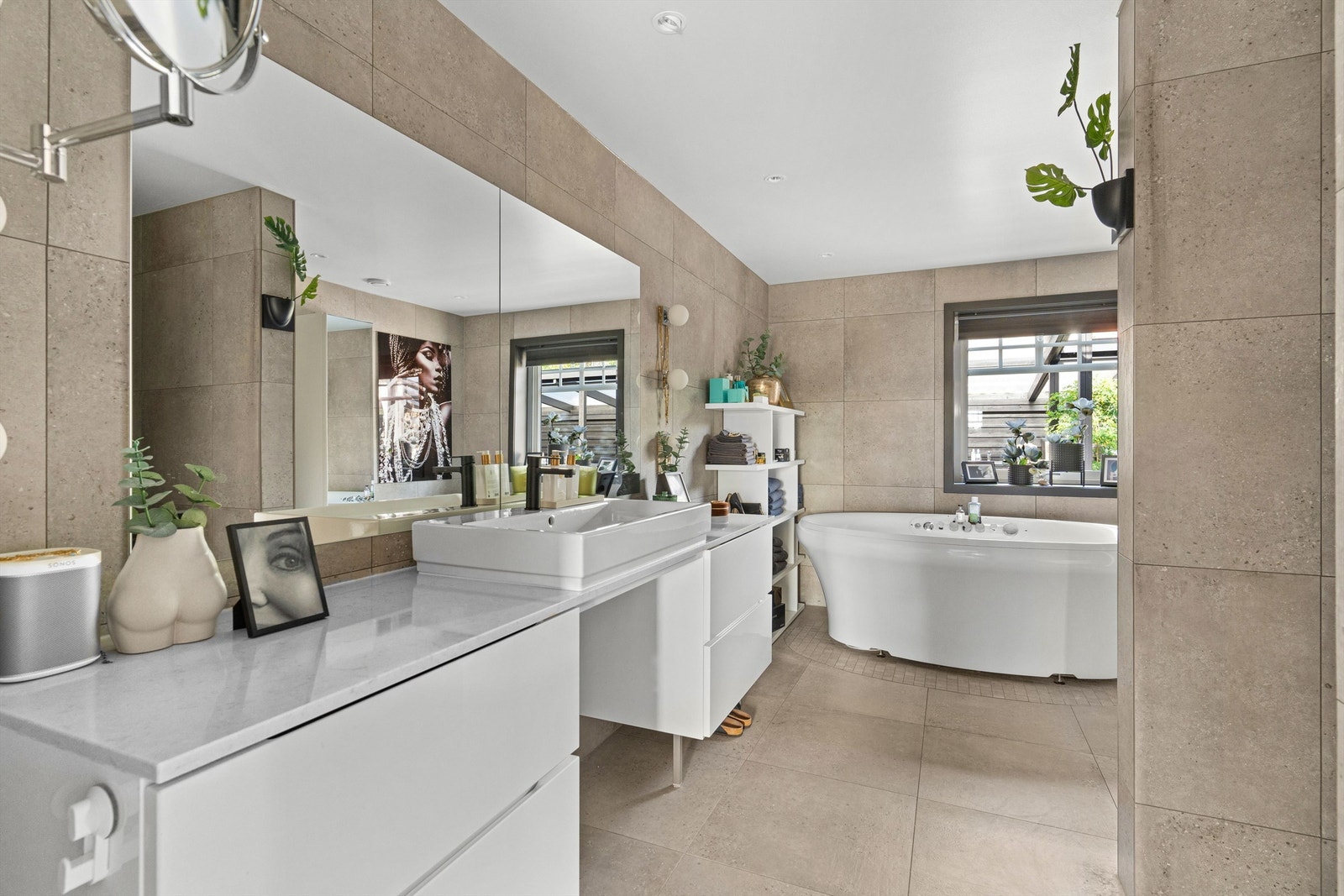 Badet er, som resten av boligen, fullt ut HC-tilpasset med plass til rullestol under servantbenken. Galleribilde