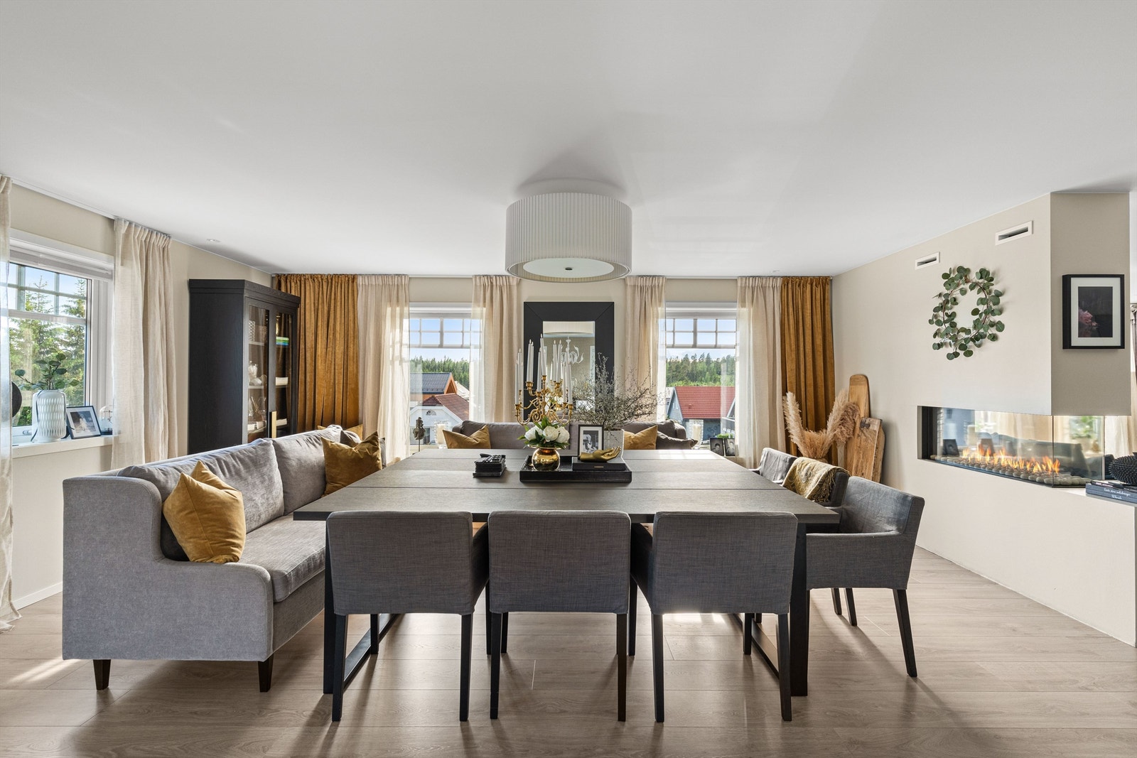 Rommets form gjør det enkelt å møblere, og det er plass til stort spisebord. Ii dag er det plass til 16-20 personer. Galleribilde