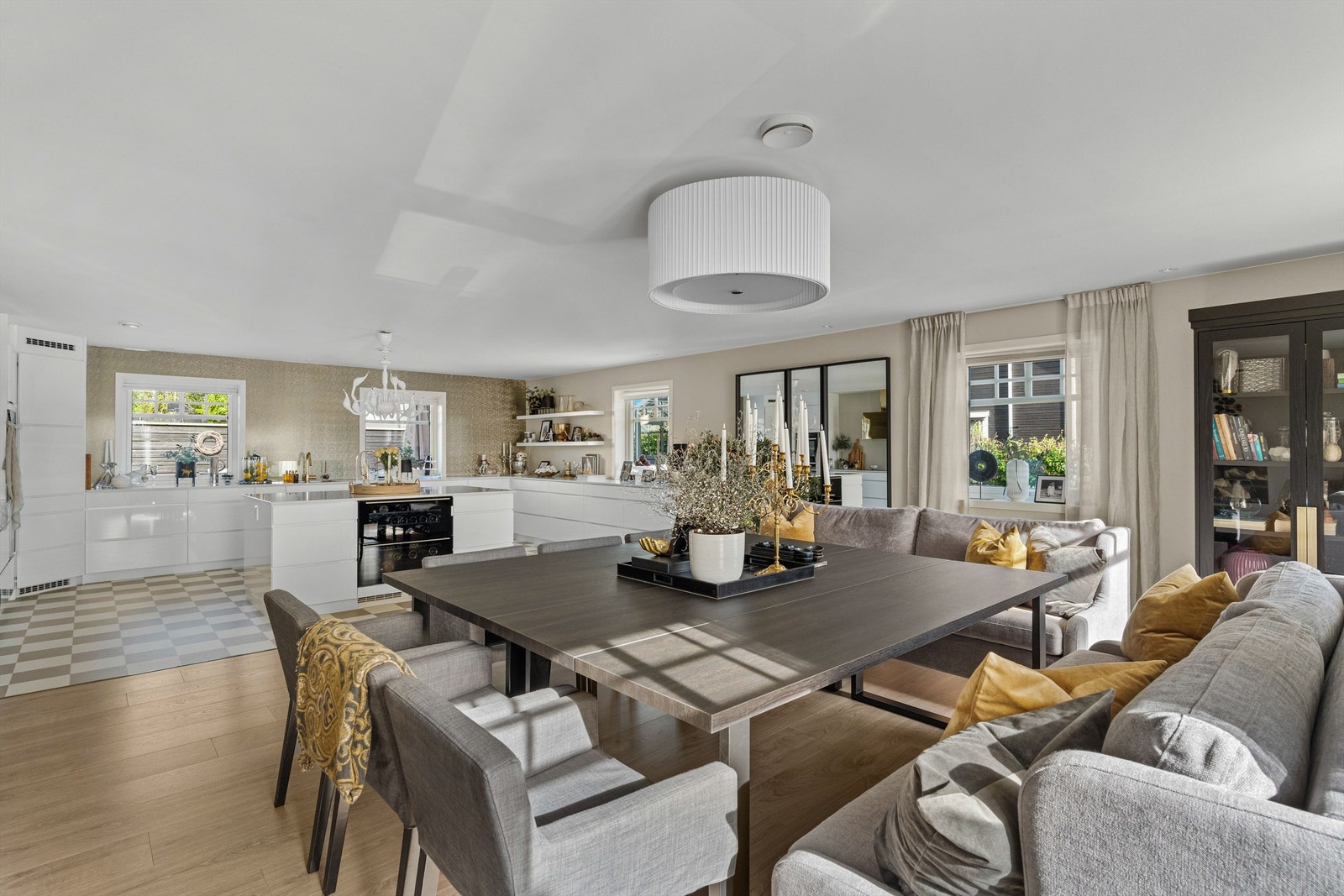 Svært god plass til stort spisebord i tilknytning til kjøkkenet. Galleribilde