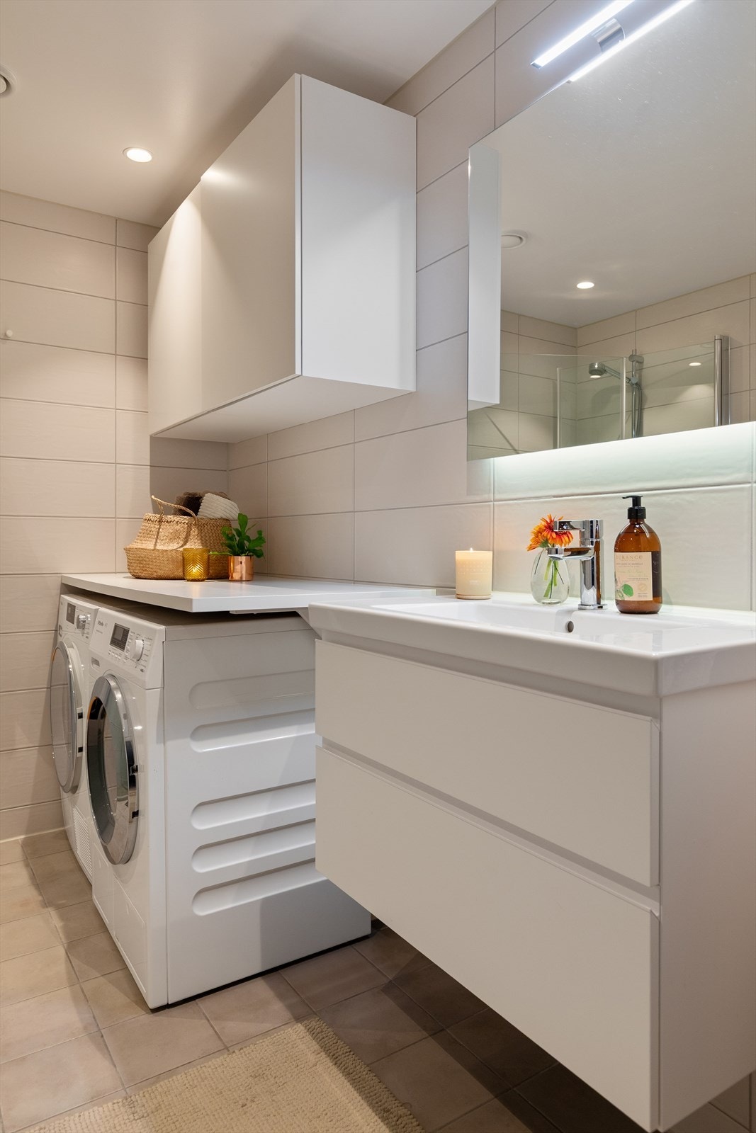 Innfelte downlights i tak for god belysning Galleribilde