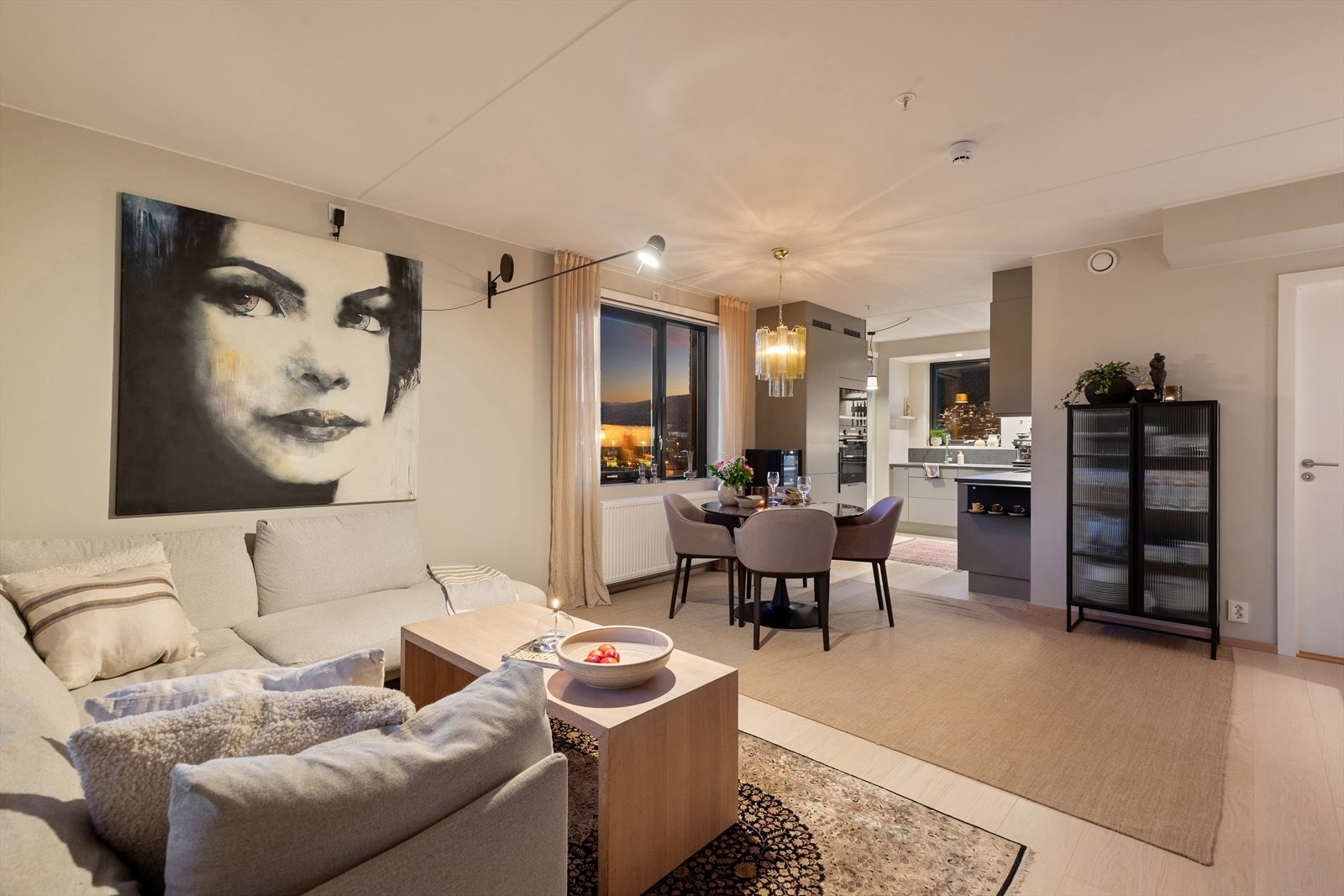 Åpen løsning som bidrar til et sosialt og hyggelig oppholdsrom Galleribilde