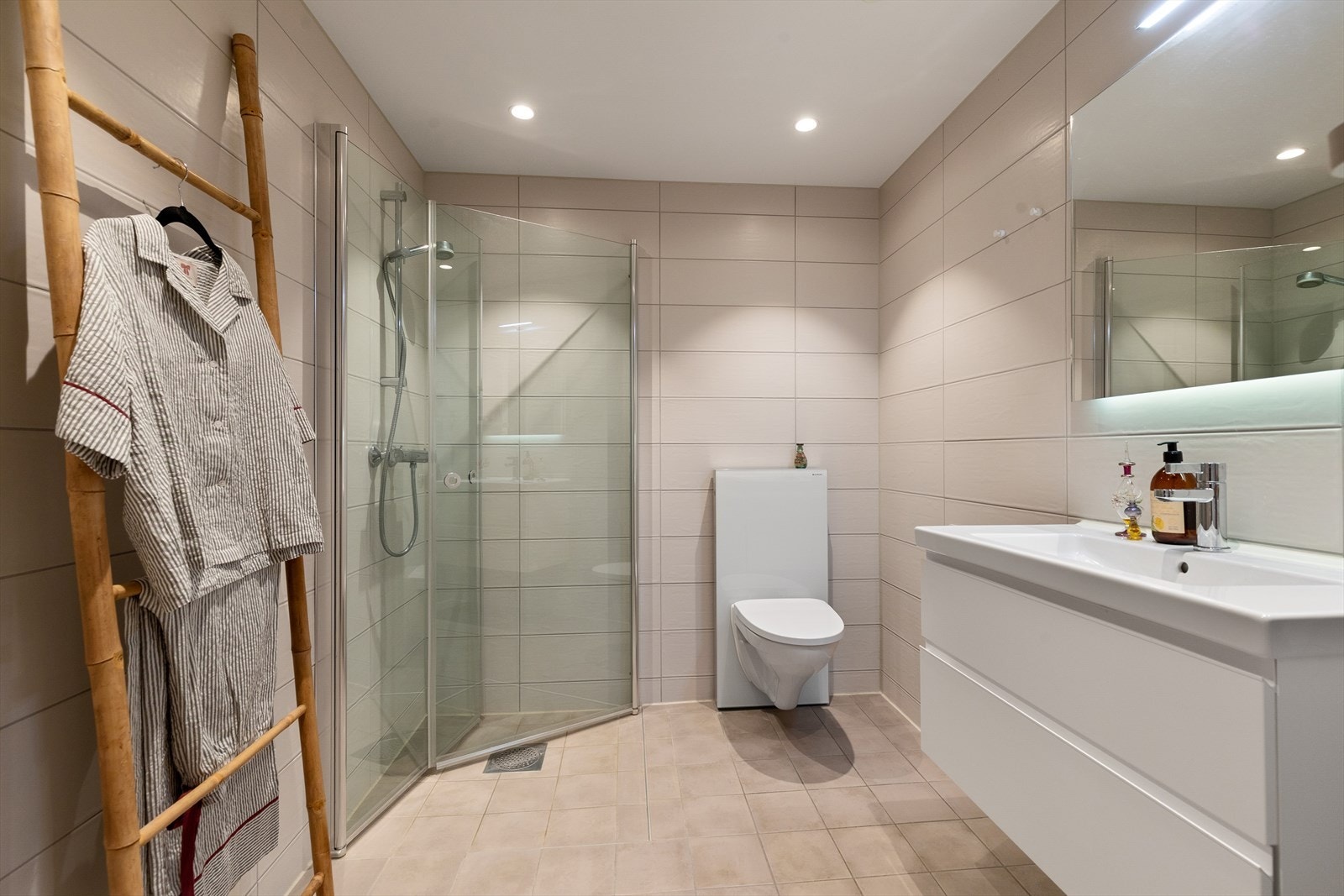 Pent flislagt bad med varme i gulv Galleribilde