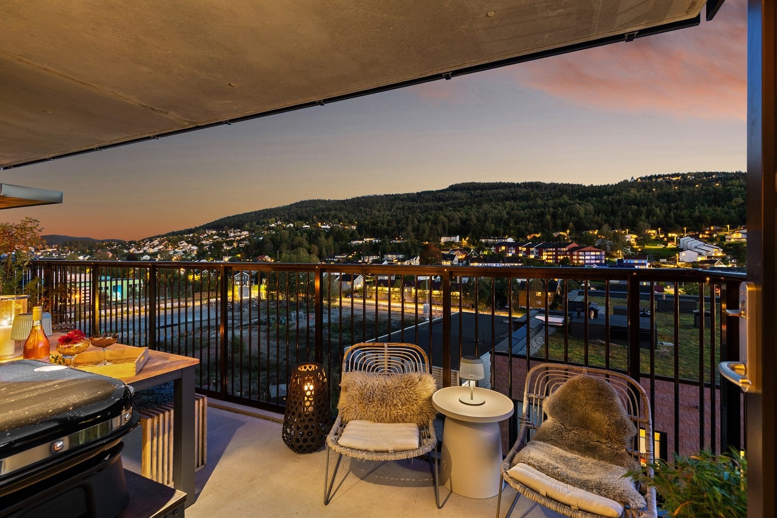 Fra stuen er det adkomst til nydelig overbygget balkong på ca. 17m2 Galleribilde