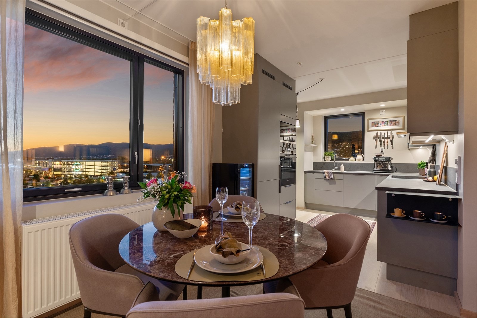 Naturlig plass for spisegruppe, og med flott utsikt via vinduer Galleribilde