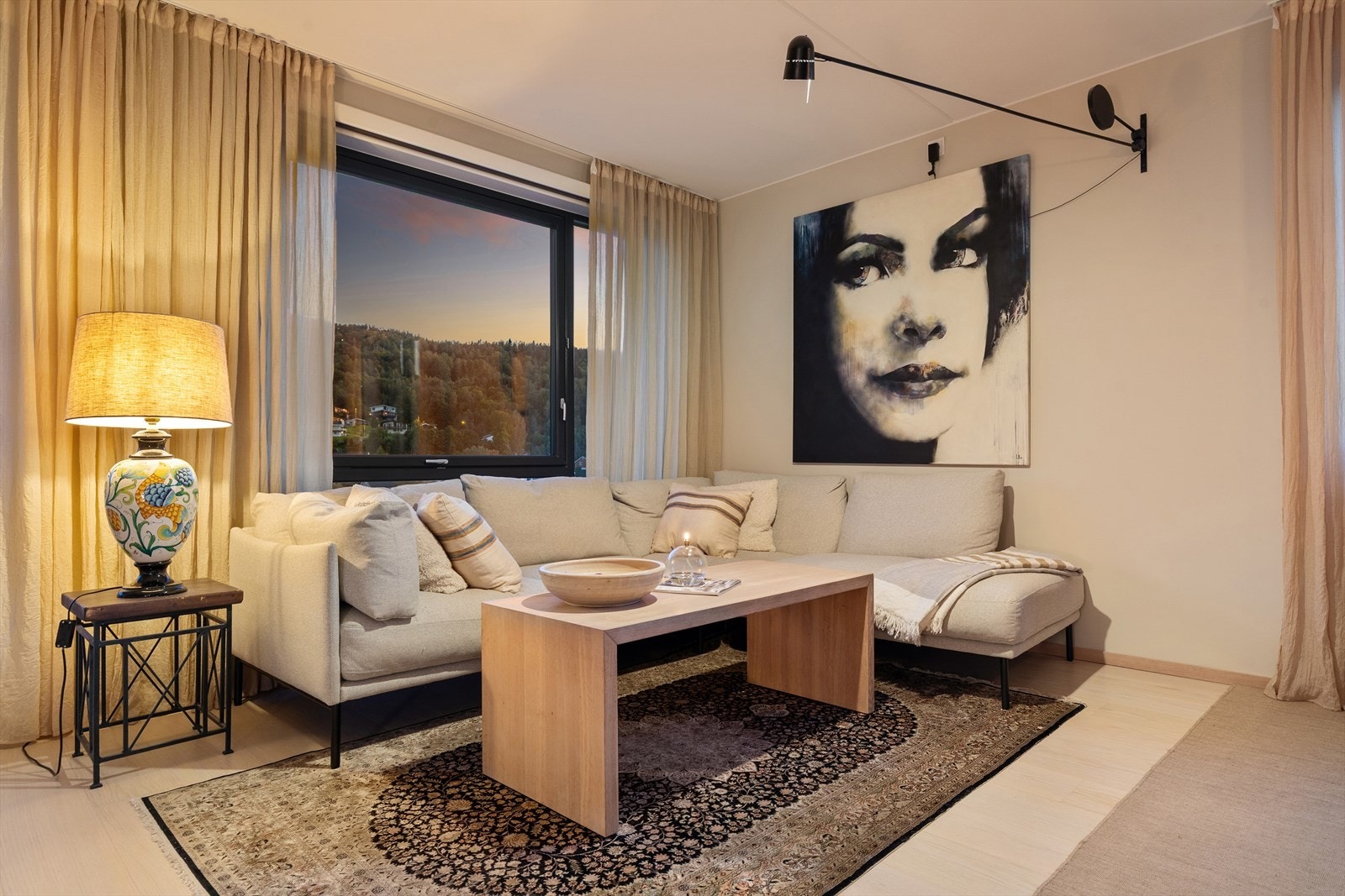 Det er god plass for sofagruppe med tilhørende tv-møblement Galleribilde