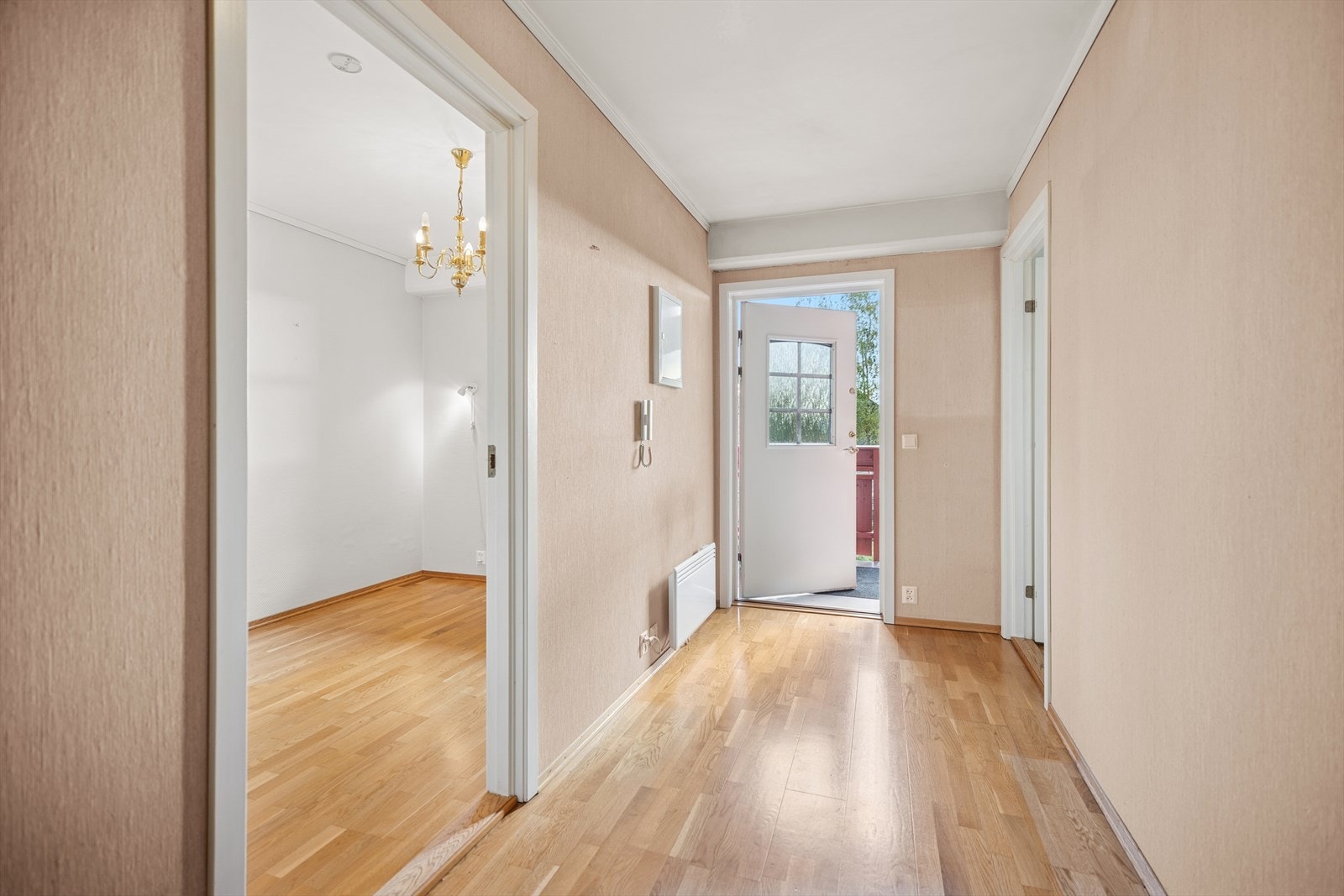 Entreen har parkett på gulvet og malt strie/tapet på veggene, noe som er gjennomgående for øvrige rom i leiligheten. Galleribilde