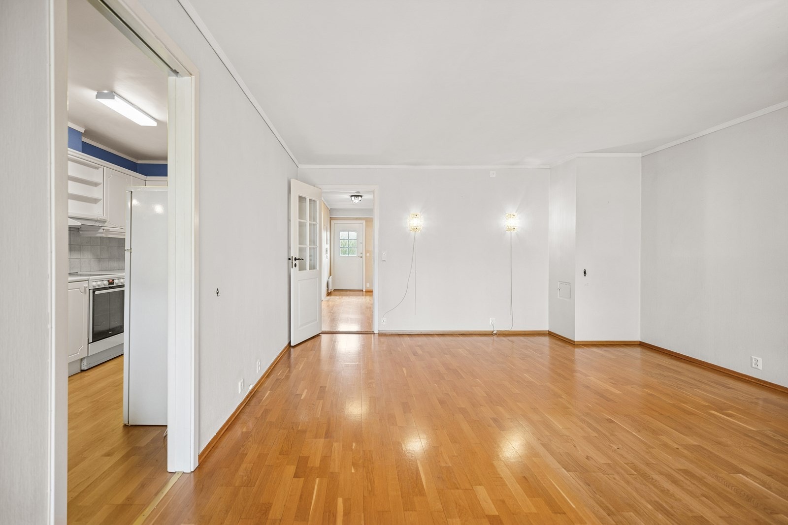 Stuen har parkett på gulvet, malte vegger med tapet/strie og malt himling. Stuen har pipe med mulighet til å montere ildsted. Galleribilde