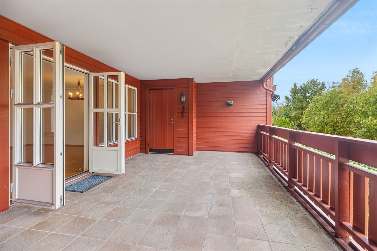 Balkongen har gode lys- og solforhold. Ifølge selger er det sol på terrassen fra omtrent kl. 14:00 og utover ettermiddagen og kvelden. Galleribilde