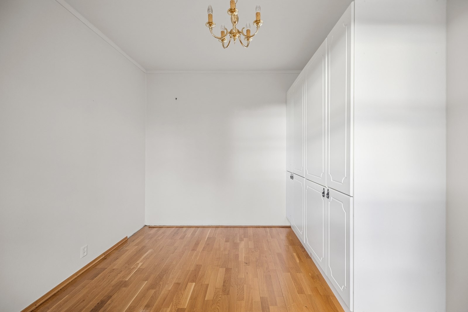 Begge soverom med praktiske garderobeskap med profilerte dører. Galleribilde