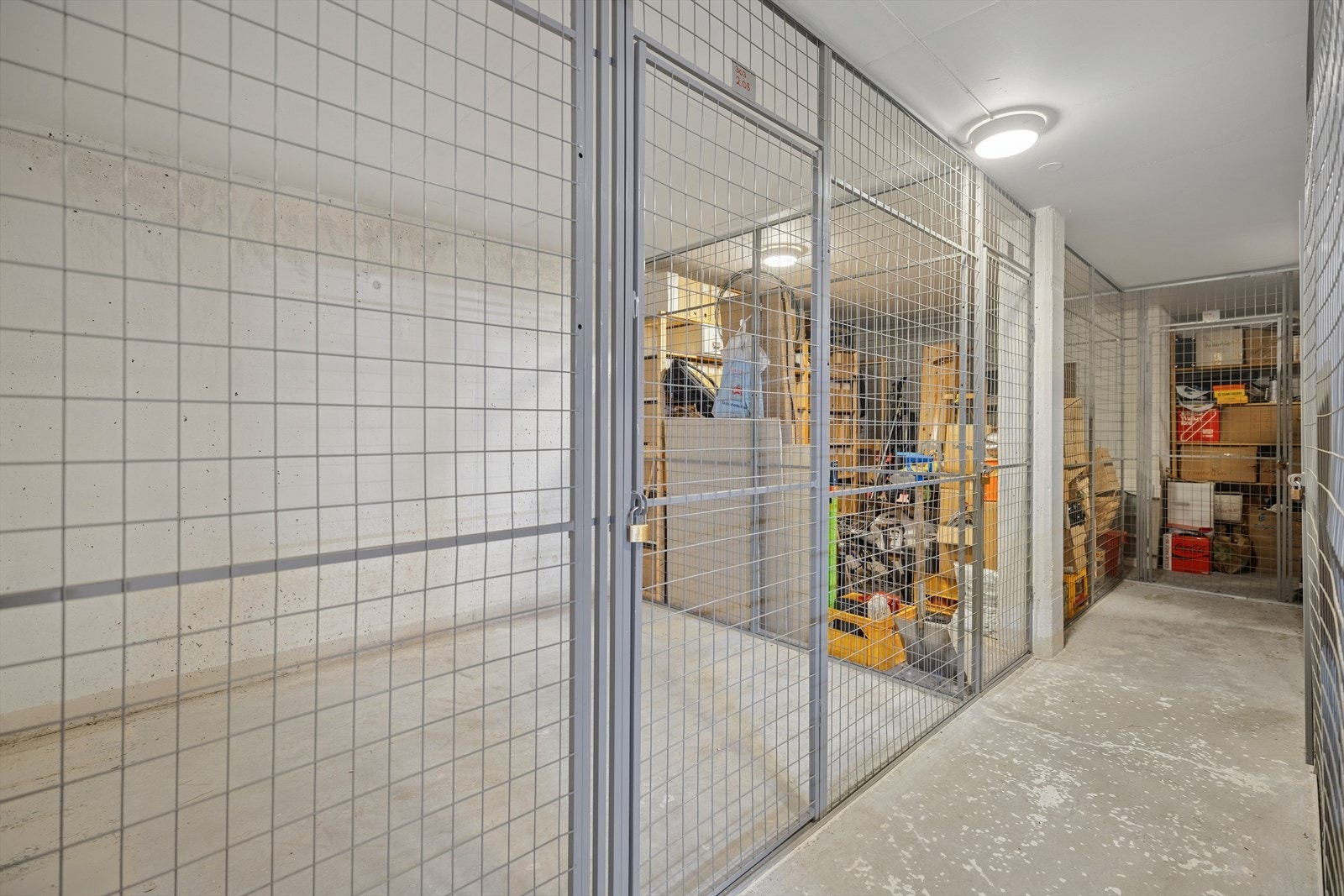 Tilhørende kjellerbod med gitter og hengelås. Galleribilde