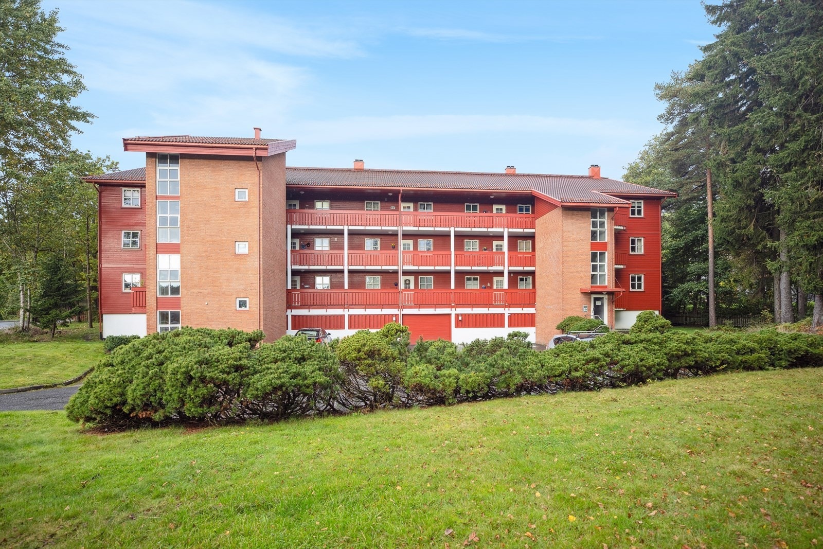 Eiendommen ligger i et veletablert og attraktivt område på Skorkeberg. Barnevennlig med kort vei til barnehager, skoler, lekeplass og offentlig transport. Galleribilde