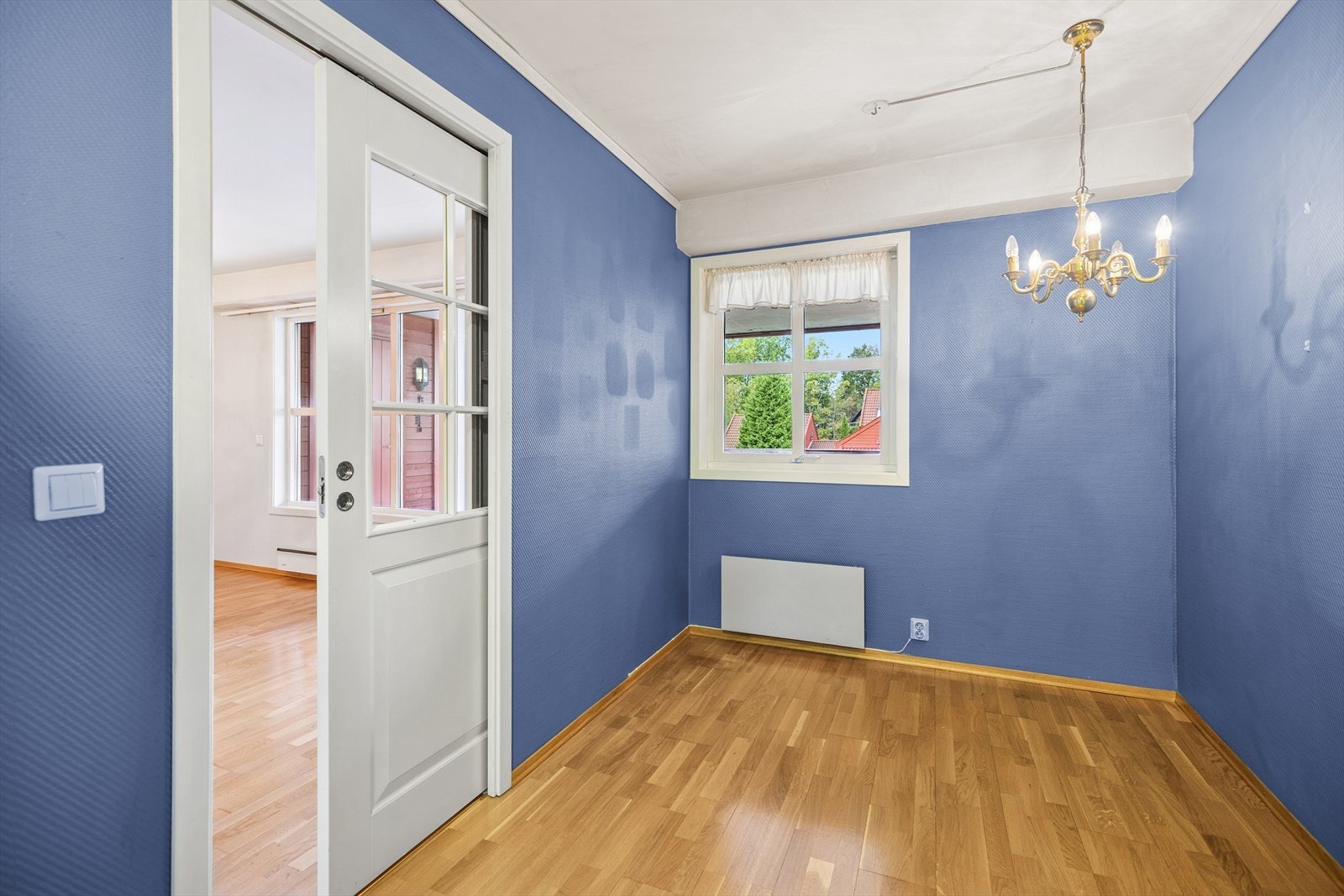 Kjøkken er adskilt med praktiske skyvedører, både funksjonelt og plassbesparende. Galleribilde