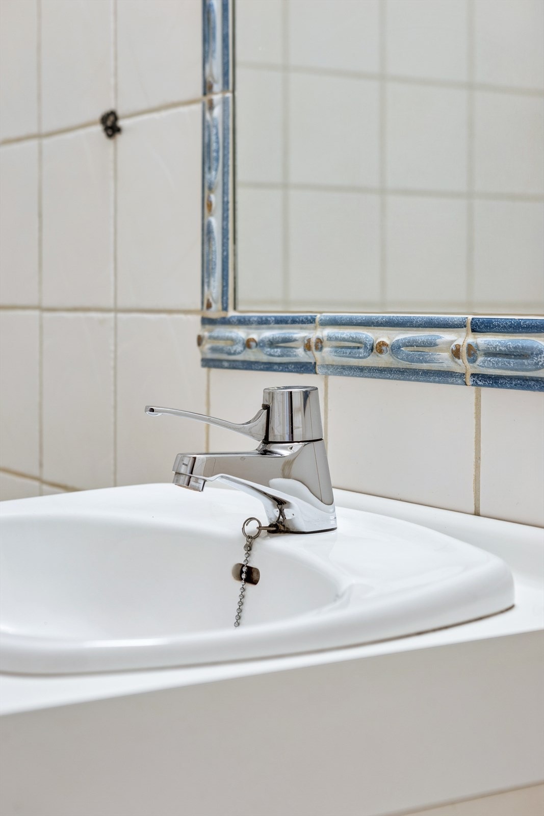 Veggene er kledd med lyse fliser med bård, himlingen har malte flater, og gulvet har fliser med gulvvarme. Galleribilde