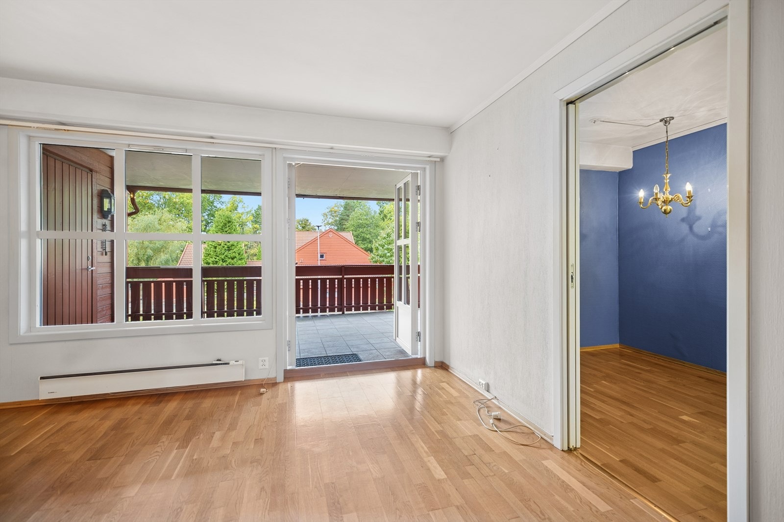 Store vinduer og en terrassedør slipper inn rikelig med dagslys. Galleribilde