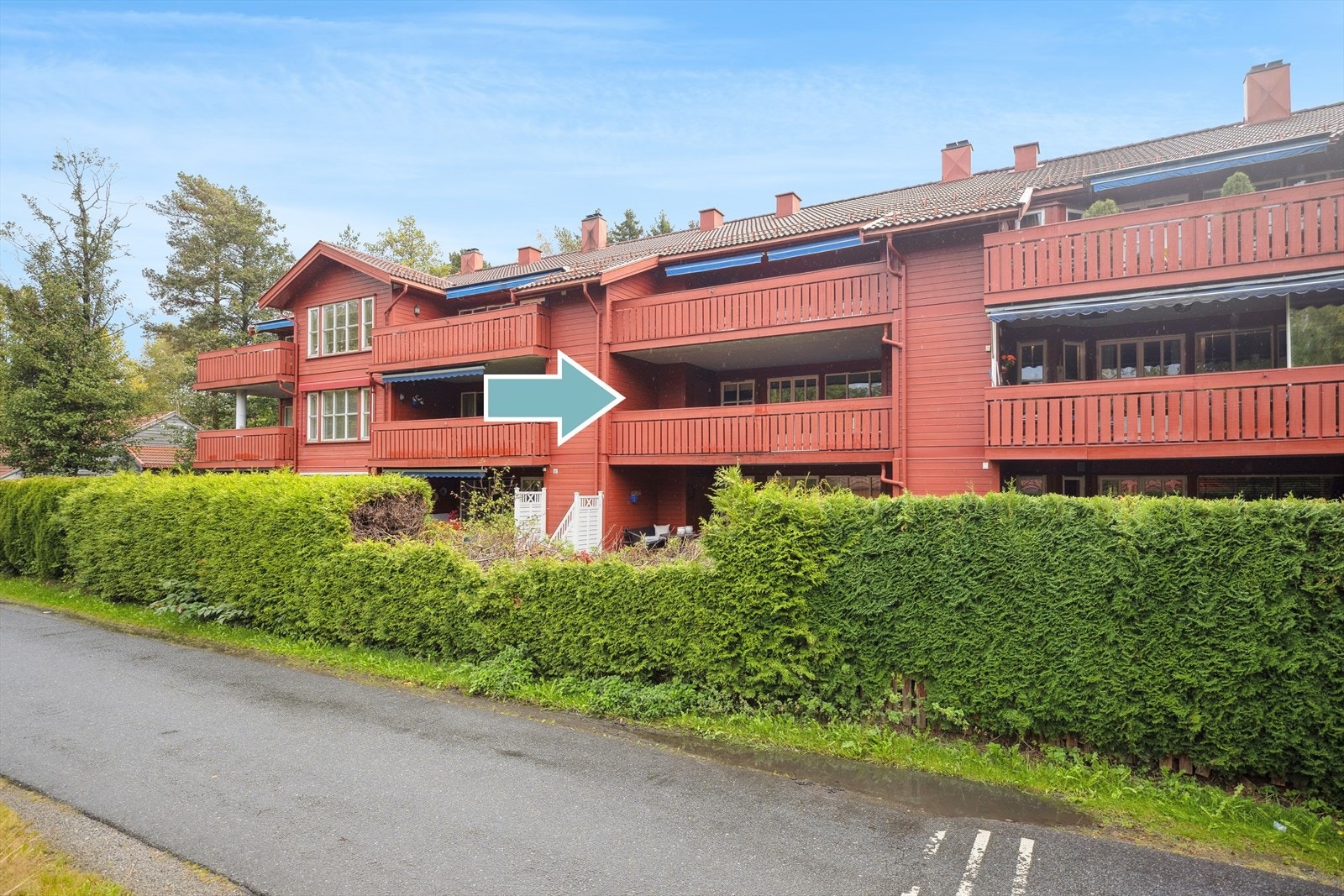 Eiendomsmegler Joachim Norum Larsen i DNB Eiendom ønsker velkommen til en 3-roms eierleilighet i Fugleveien 29 på Skorkeberg. Galleribilde