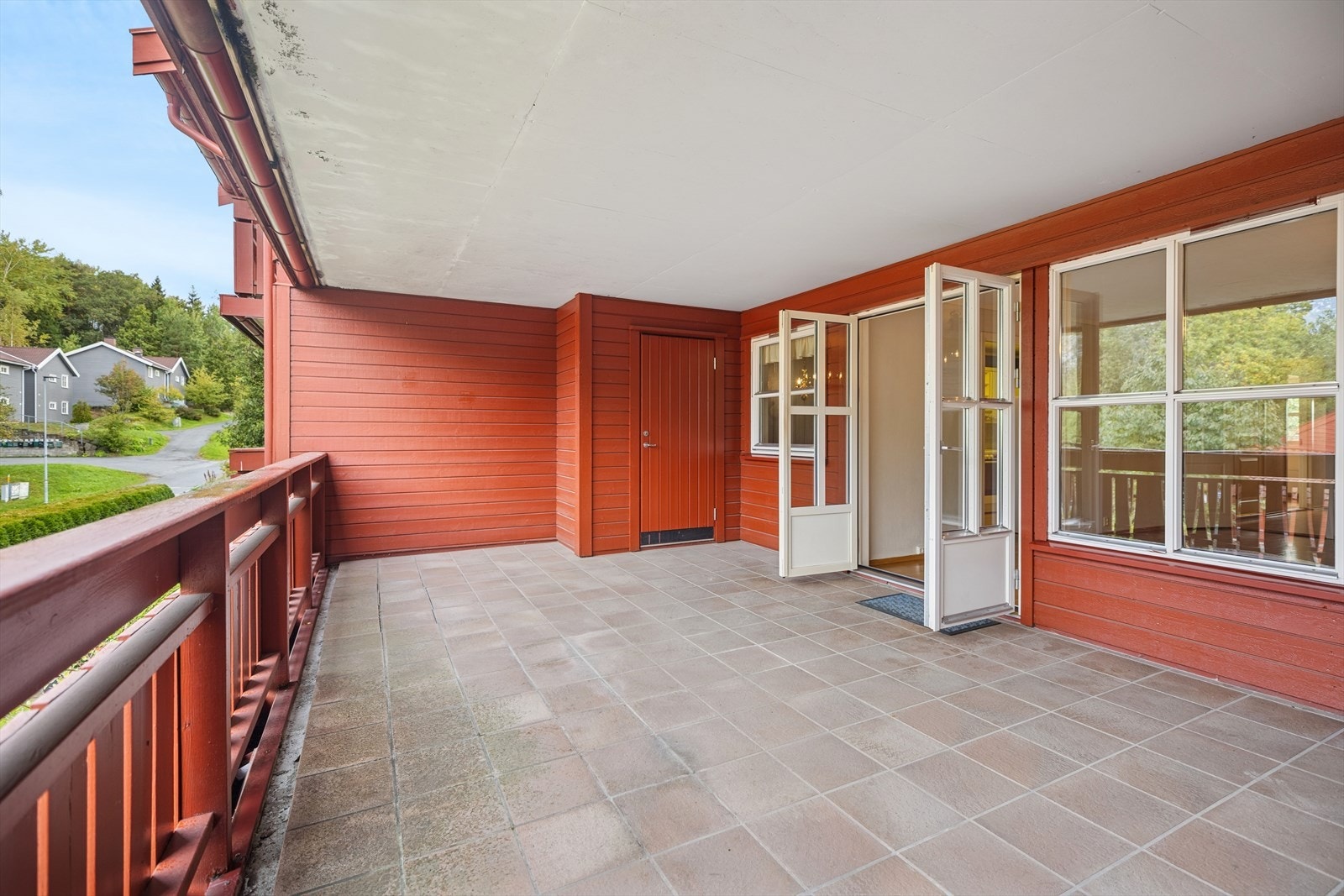 Balkongen har dekke av fliser og en praktisk tofløyet terrassedør med glassfelt og sprosser. Terrassen har også 2 praktiske boder for oppbevaring. Galleribilde