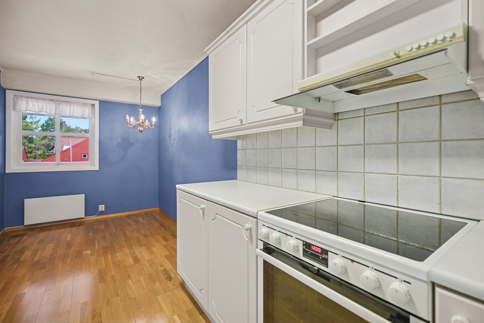 Boligen har et separat og romslig kjøkken med plass til spisebord ved vinduet. Galleribilde