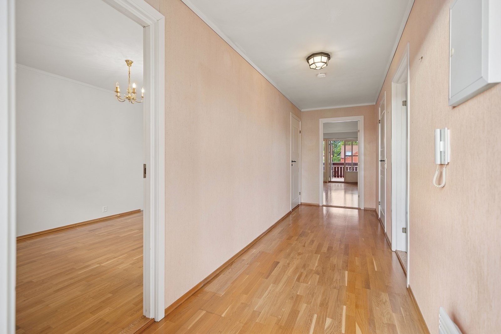 Innenfor døren møtes du av en romslig og luftig entre med god plass. Galleribilde