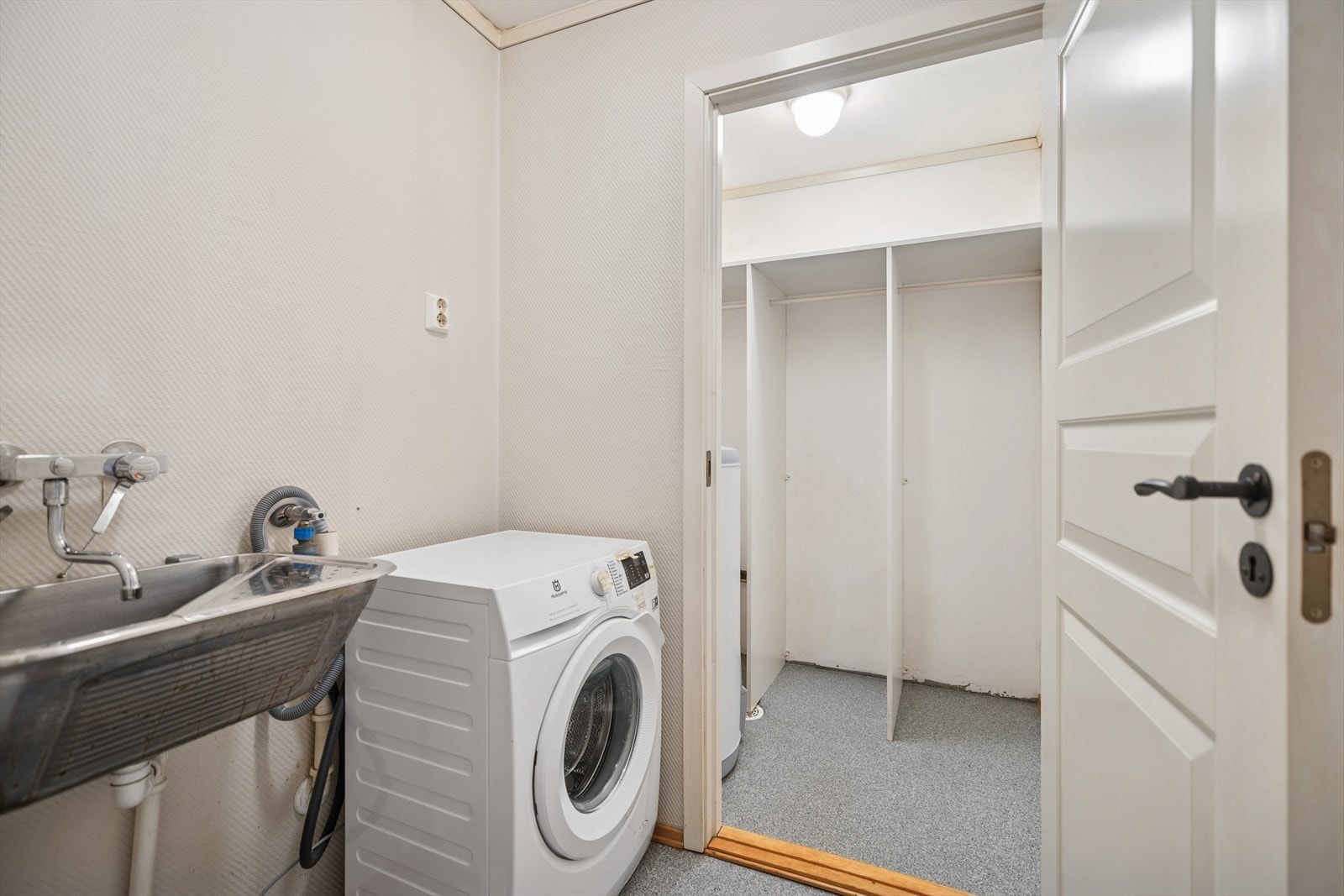 Vaskerom utstyrt med utslagsvask med blandebatteri og opplegg for vaskemaskin. Vaskerommet ligger i tilknytning til praktisk bod. Galleribilde